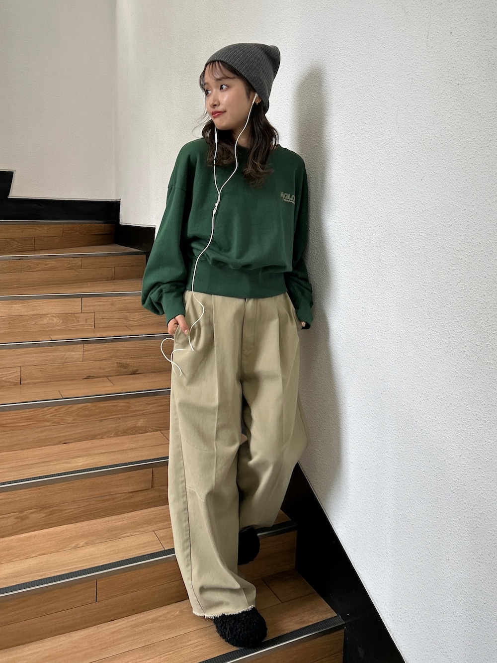 グリーン系のスウェット、ベージュ系のその他パンツ、ブラック系のスリッポンを着用したレディースの秋コーディネートの10枚目の写真