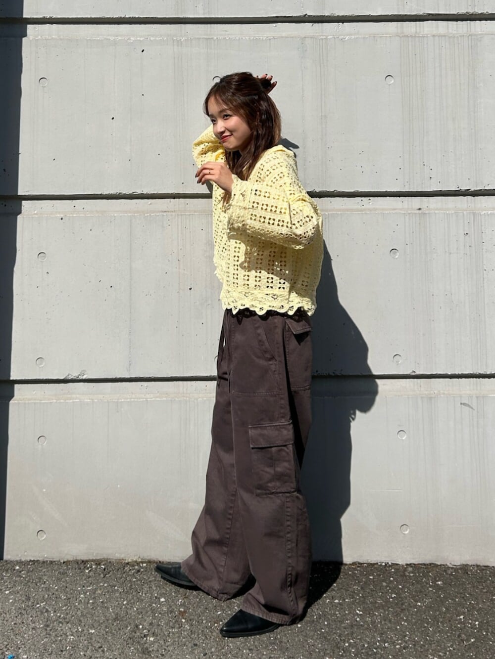 ブラウン系のその他パンツ、ブラック系のブーツを着用したレディースの冬コーディネートの3枚目の写真