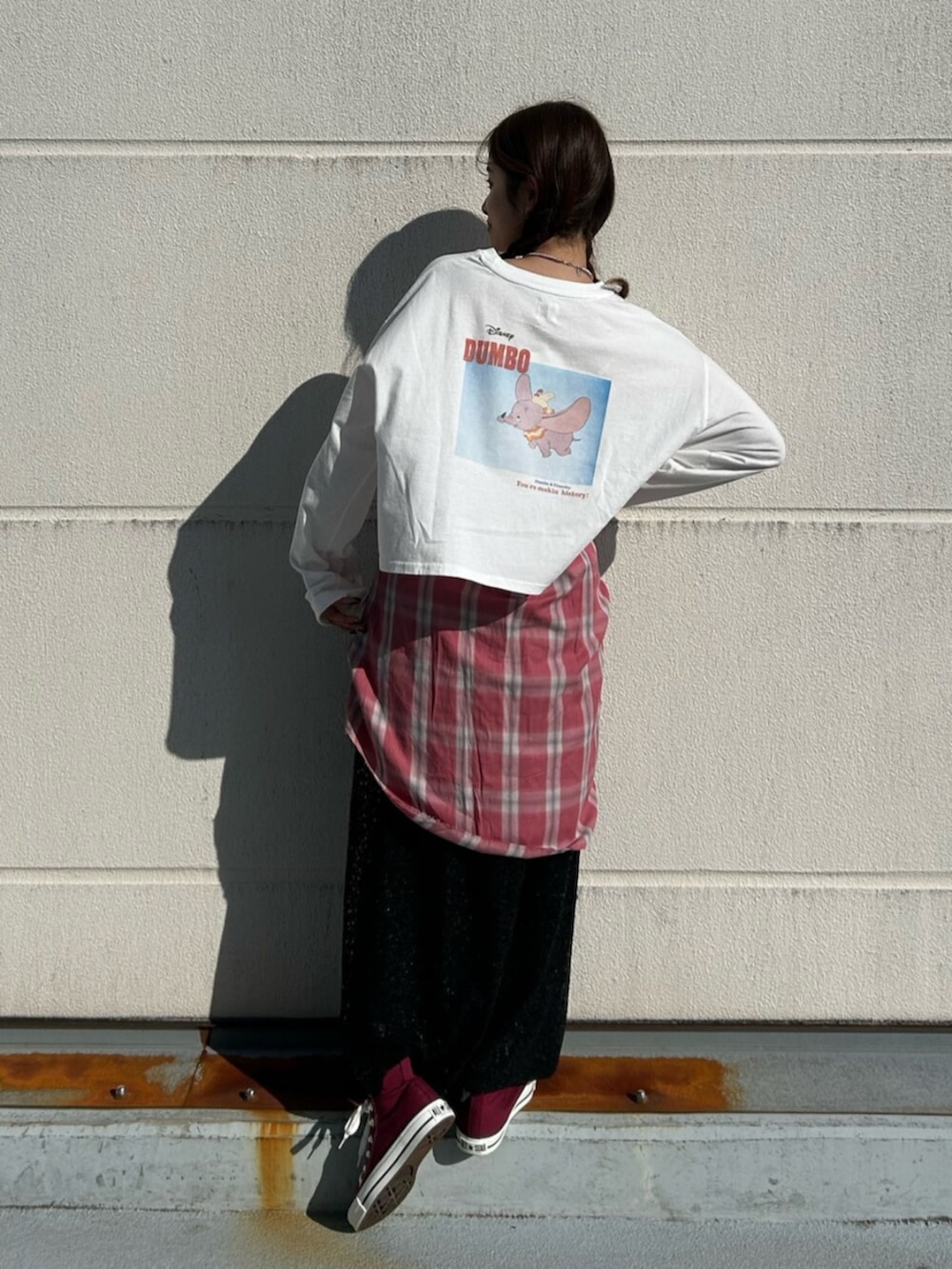 ホワイト系のTシャツ/カットソー、レッド系のシャツ/ブラウス、ブラック系のスカートを着用したレディースの冬コーディネートの4枚目の写真