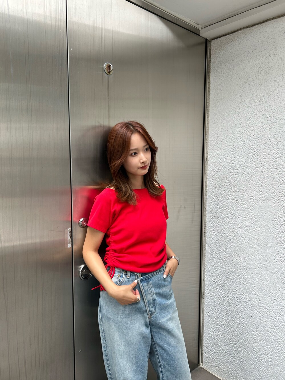 レッド系のTシャツ/カットソー、ブルー系のデニムパンツを着用したレディースの夏コーディネートの5枚目の写真