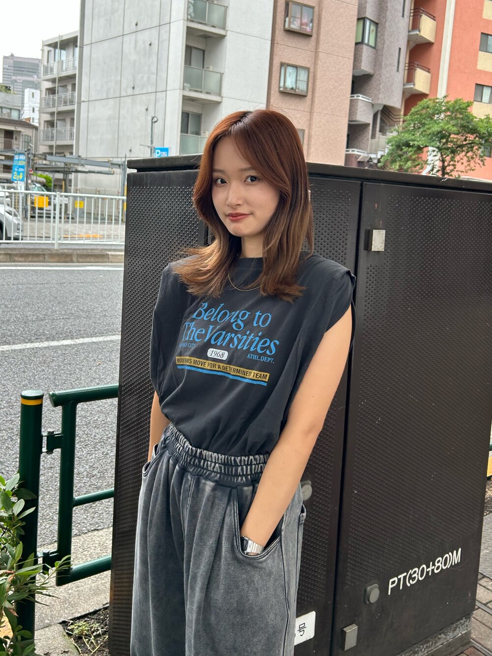 グレー系のタンクトップ、グレー系のスウェットパンツを着用したレディースの夏コーディネートの6枚目の写真