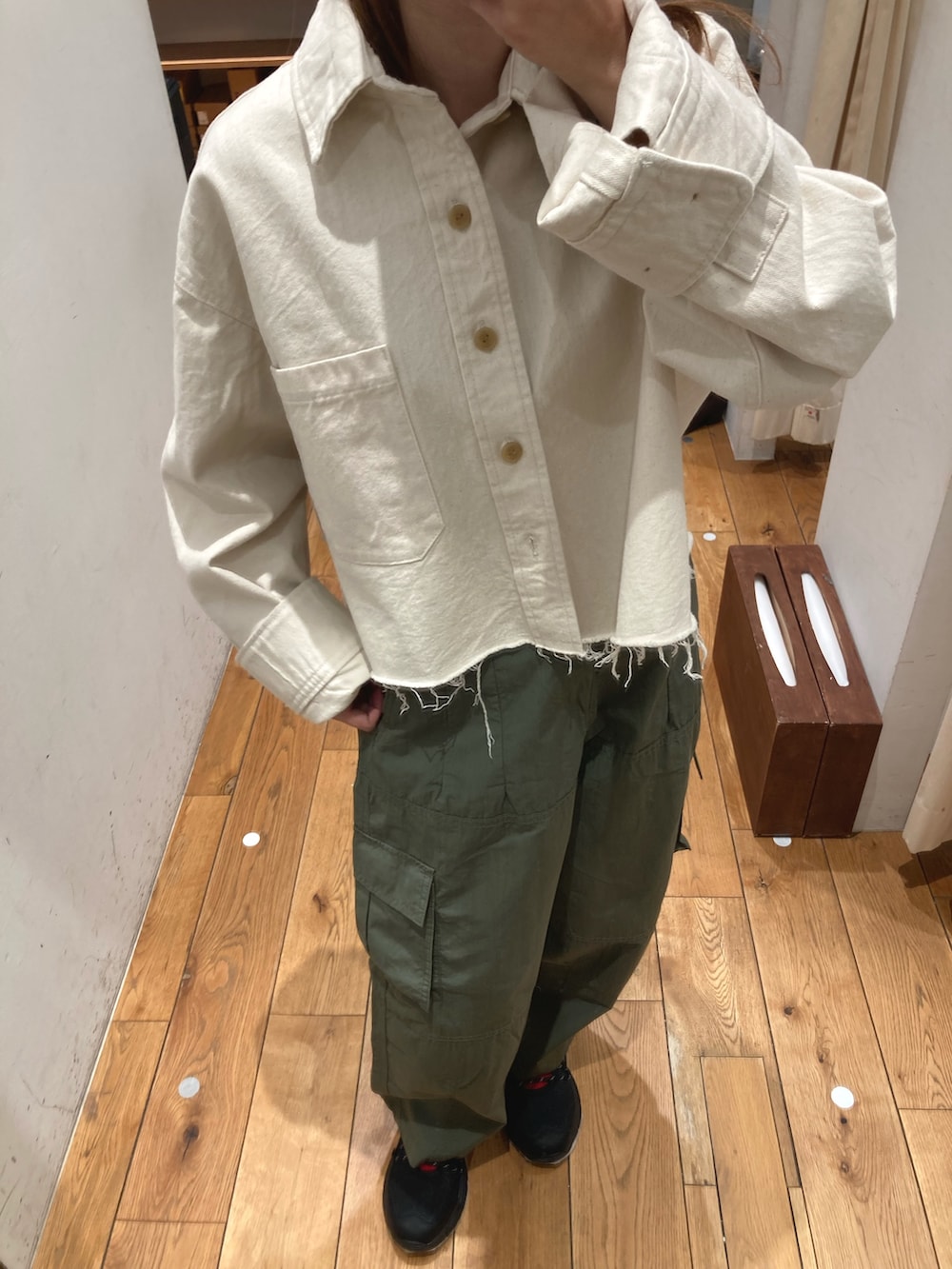 グリーン系のその他パンツ、ブラック系のスニーカー、ホワイト系のシャツ/ブラウスを着用したレディースの冬コーディネートの6枚目の写真