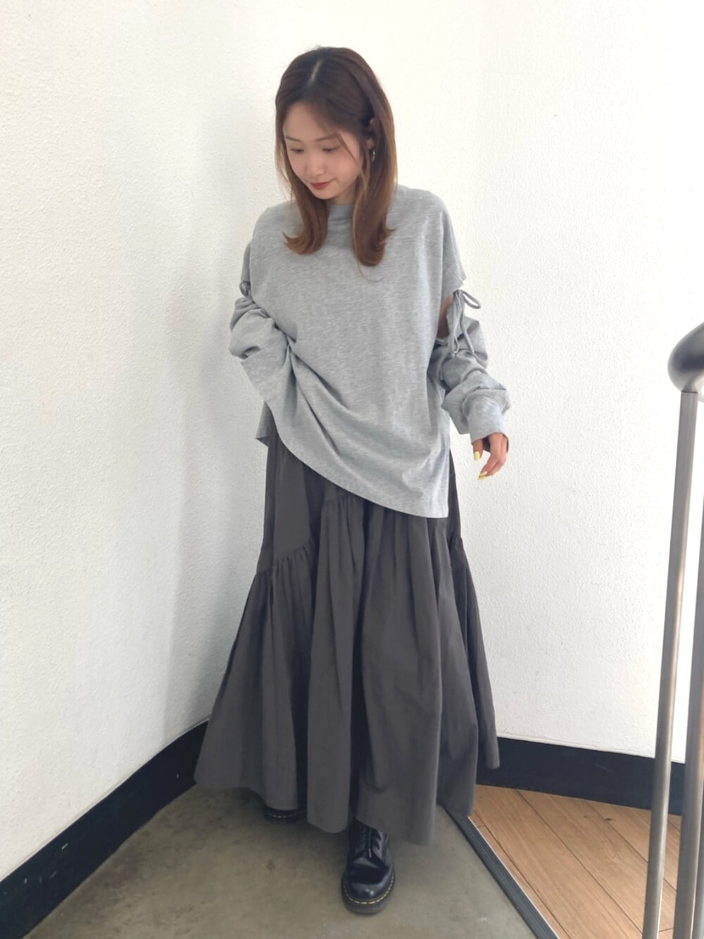 グレー系のTシャツ/カットソー、グレー系のスカートを着用したレディースの春コーディネートの2枚目の写真