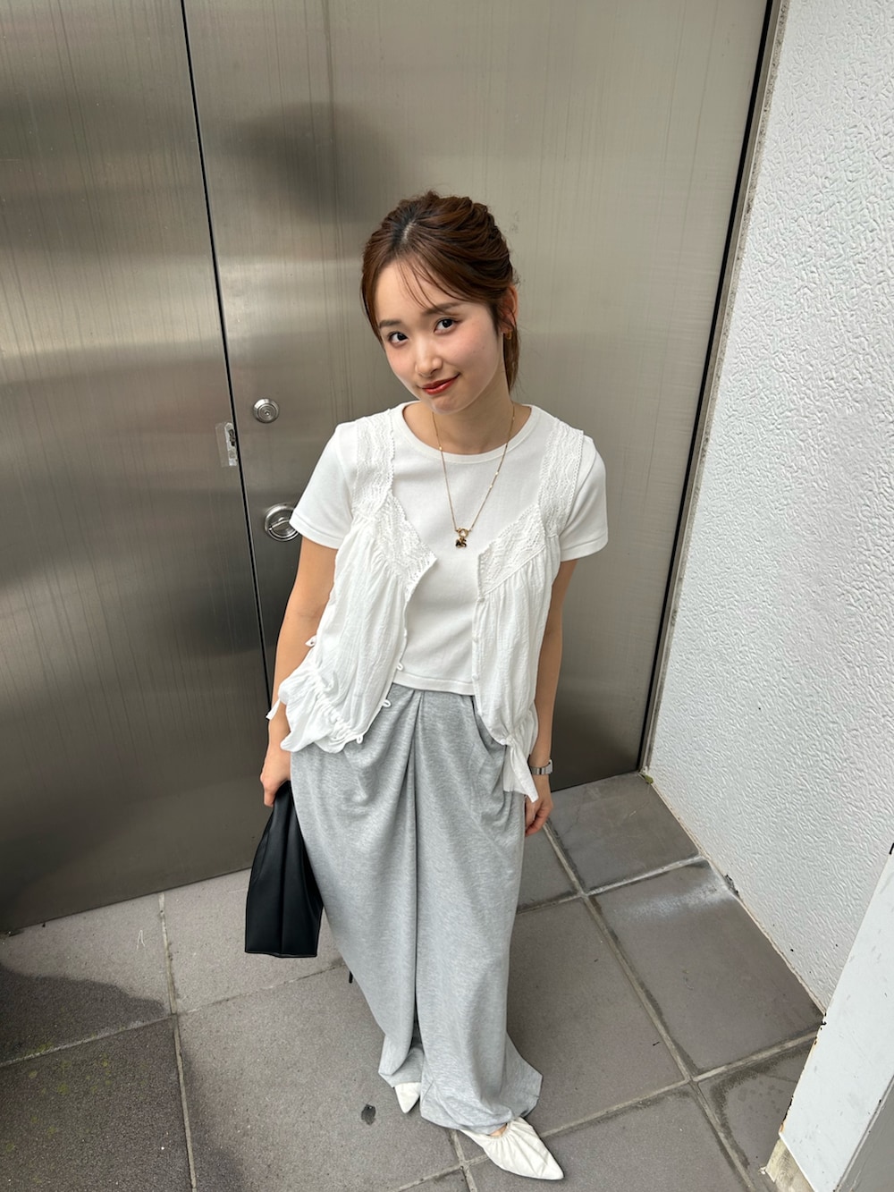 ホワイト系のTシャツ/カットソー、ホワイト系のシャツ/ブラウス、グレー系のその他パンツを着用したレディースの春コーディネートの5枚目の写真