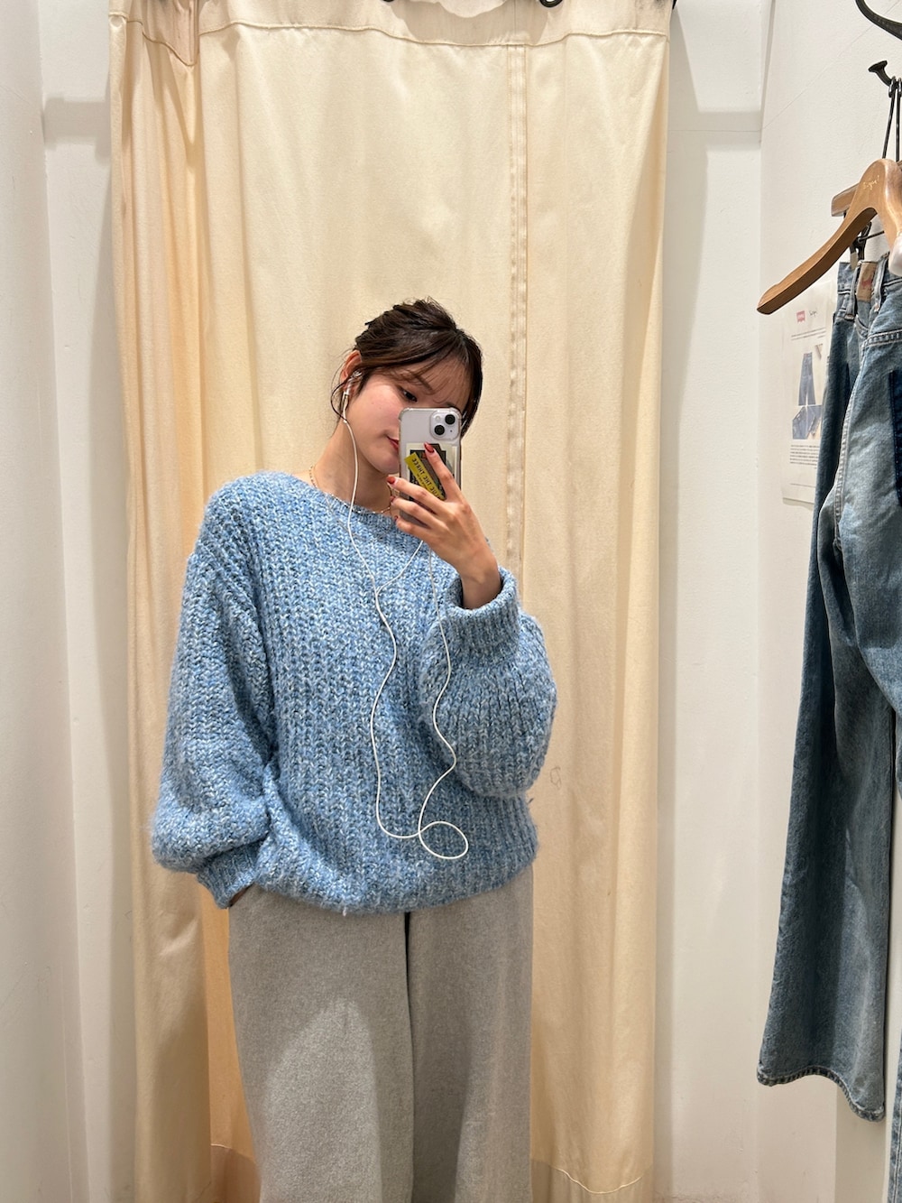 ブルー系のニット/セーター、グレー系のその他パンツ、ブラック系のスリッポンを着用したレディースの冬コーディネートの3枚目の写真