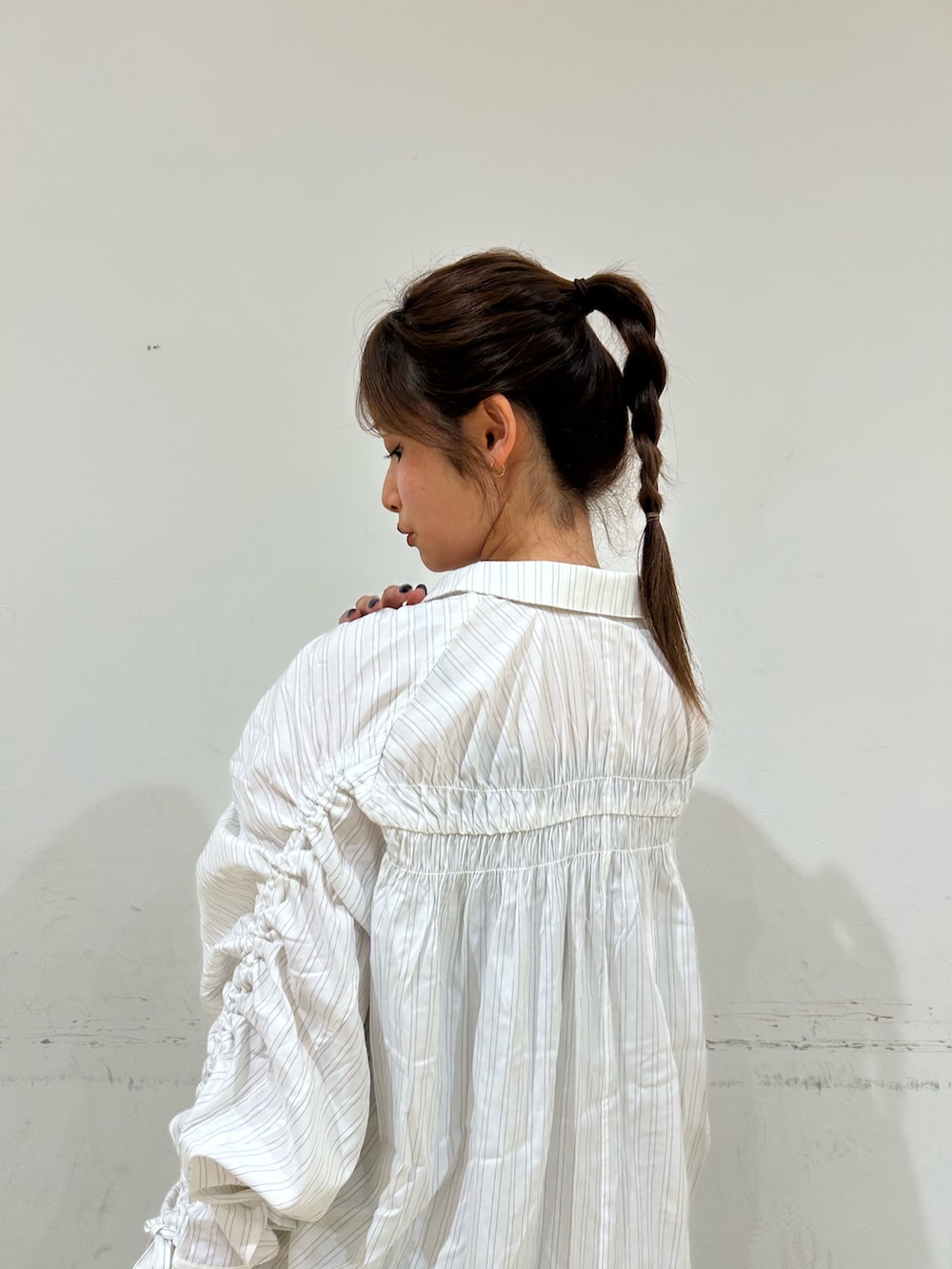 ホワイト系のシャツ/ブラウス、ブラウン系のその他パンツを着用したレディースの冬コーディネートの7枚目の写真