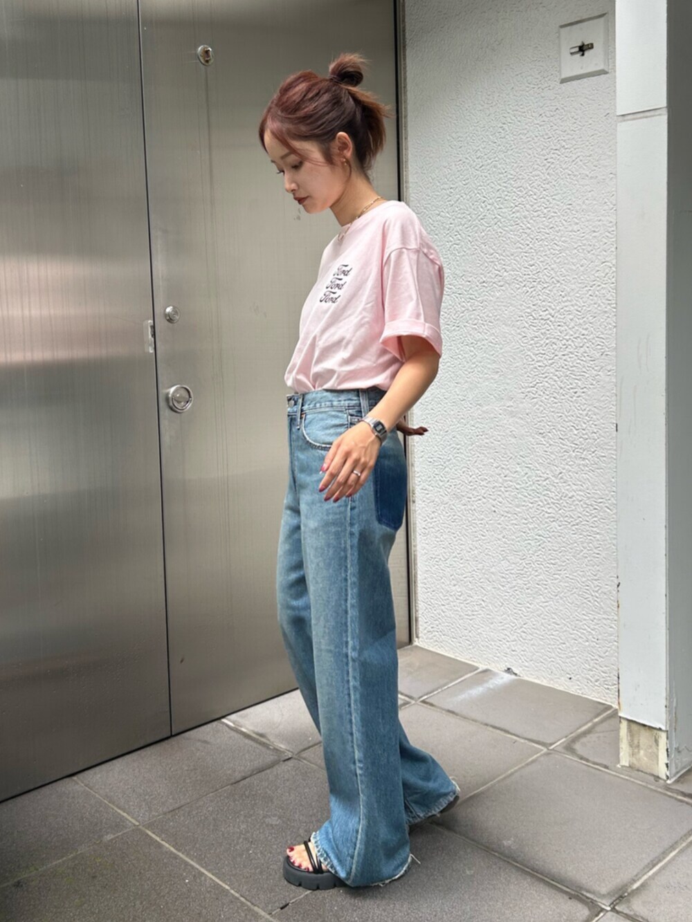 ブルー系のデニムパンツ、ピンク系のTシャツ/カットソーを着用したレディースの夏コーディネートの2枚目の写真