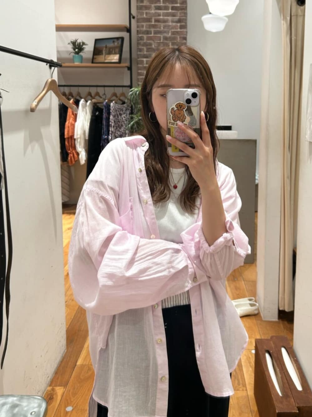 ホワイト系のTシャツ/カットソー、ブルー系のその他パンツ、パープル系のシャツ/ブラウスを着用したレディースの春コーディネートの5枚目の写真