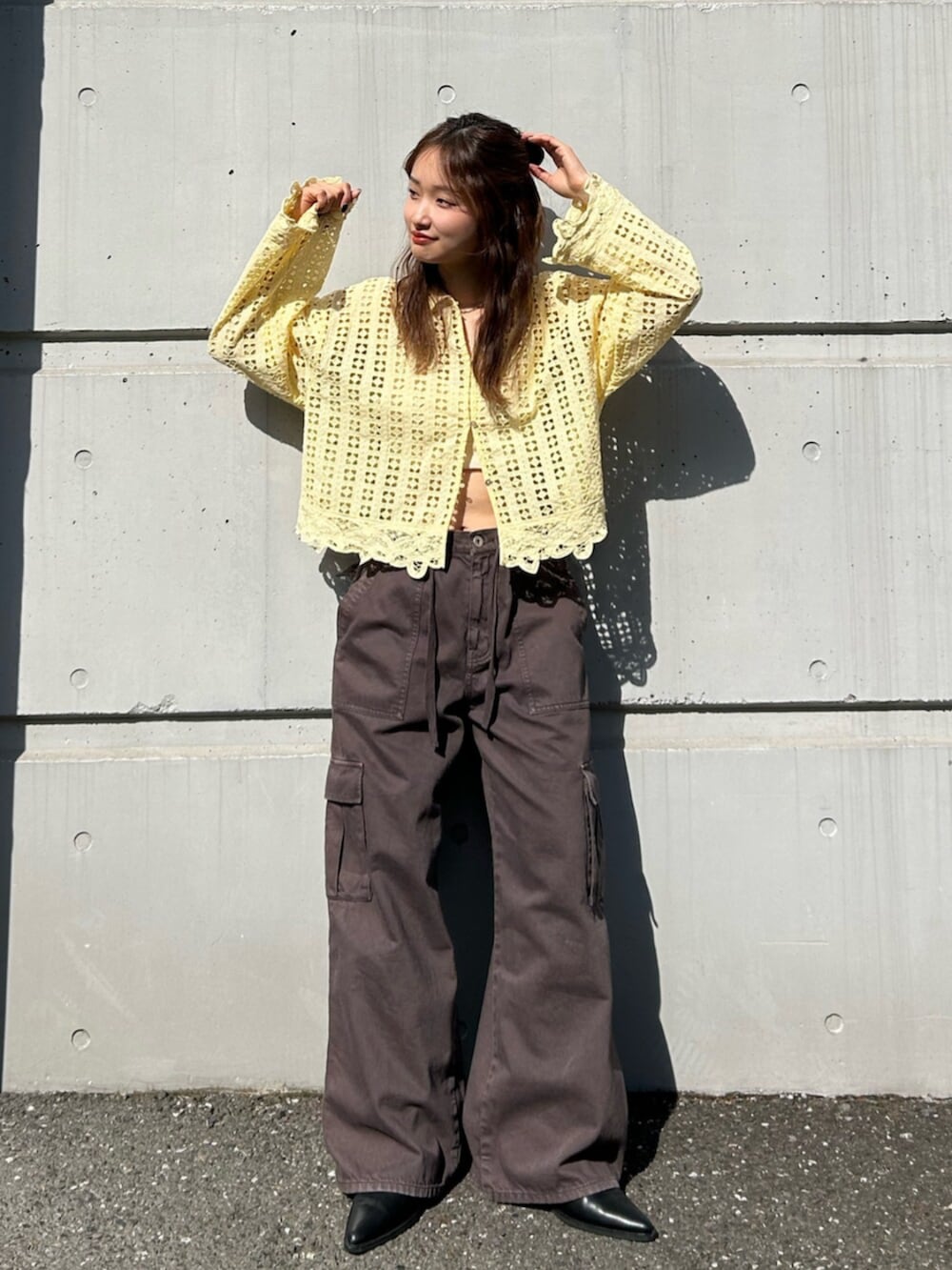 ブラウン系のその他パンツ、ブラック系のブーツを着用したレディースの冬コーディネートの2枚目の写真