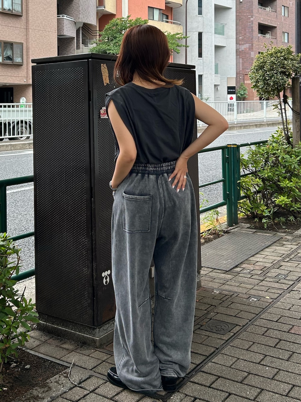 グレー系のタンクトップ、グレー系のスウェットパンツを着用したレディースの夏コーディネートの5枚目の写真