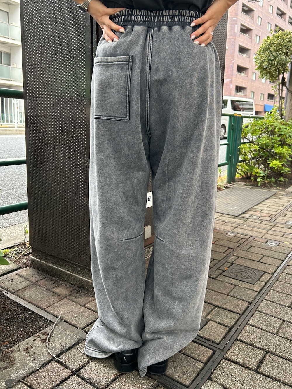 グレー系のタンクトップ、グレー系のスウェットパンツを着用したレディースの夏コーディネートの9枚目の写真