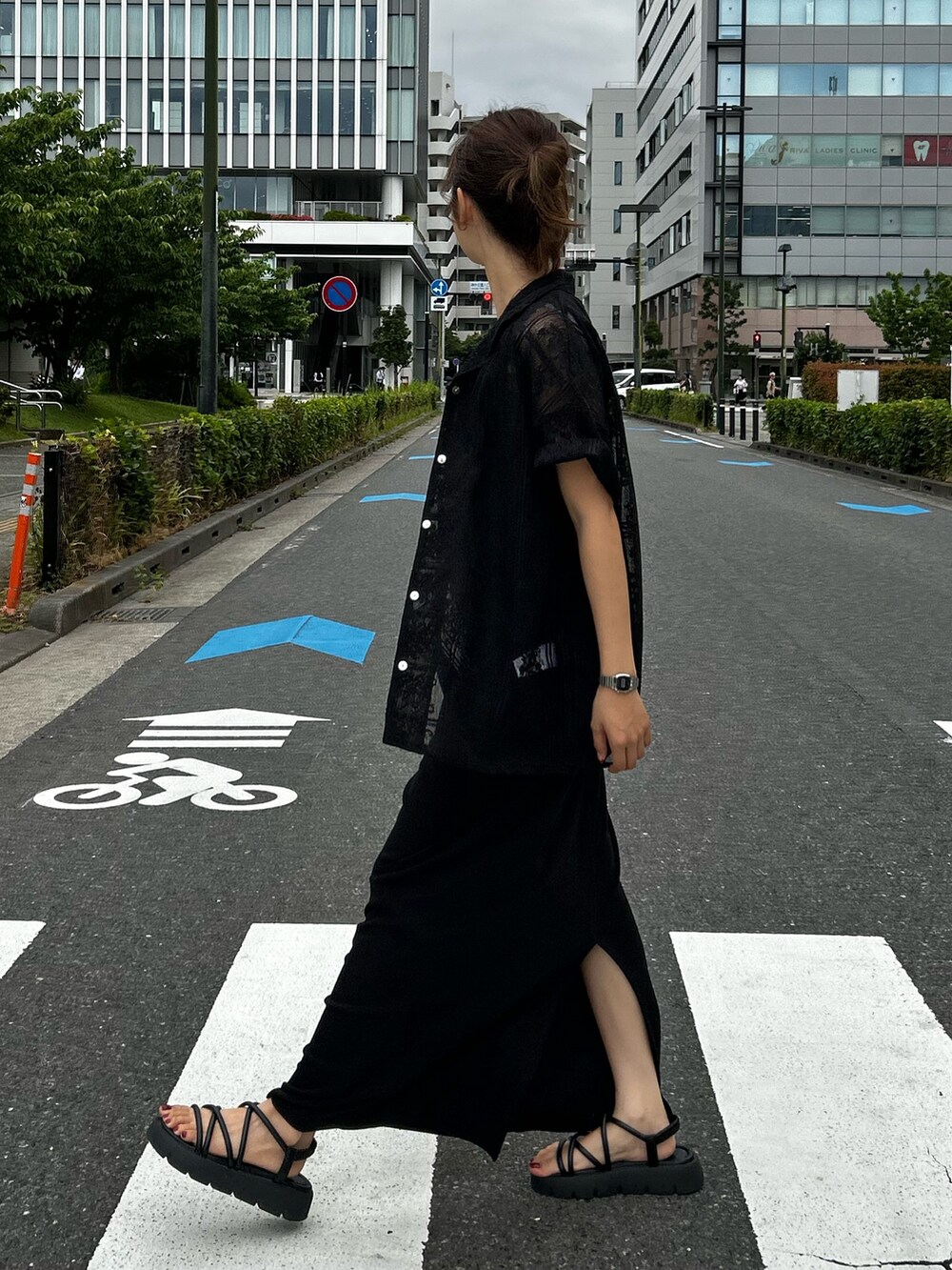 ブラック系のワンピース、ブラック系のシャツ/ブラウスを着用したレディースの夏コーディネートの7枚目の写真