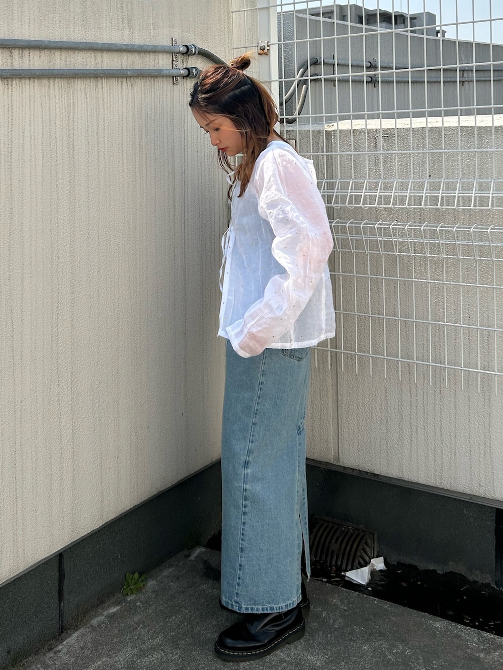 ホワイト系のシャツ/ブラウス、ブルー系のワンピースを着用したレディースの春コーディネートの3枚目の写真