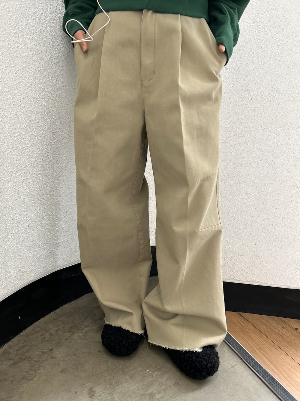 グリーン系のスウェット、ベージュ系のその他パンツ、ブラック系のスリッポンを着用したレディースの秋コーディネートの9枚目の写真