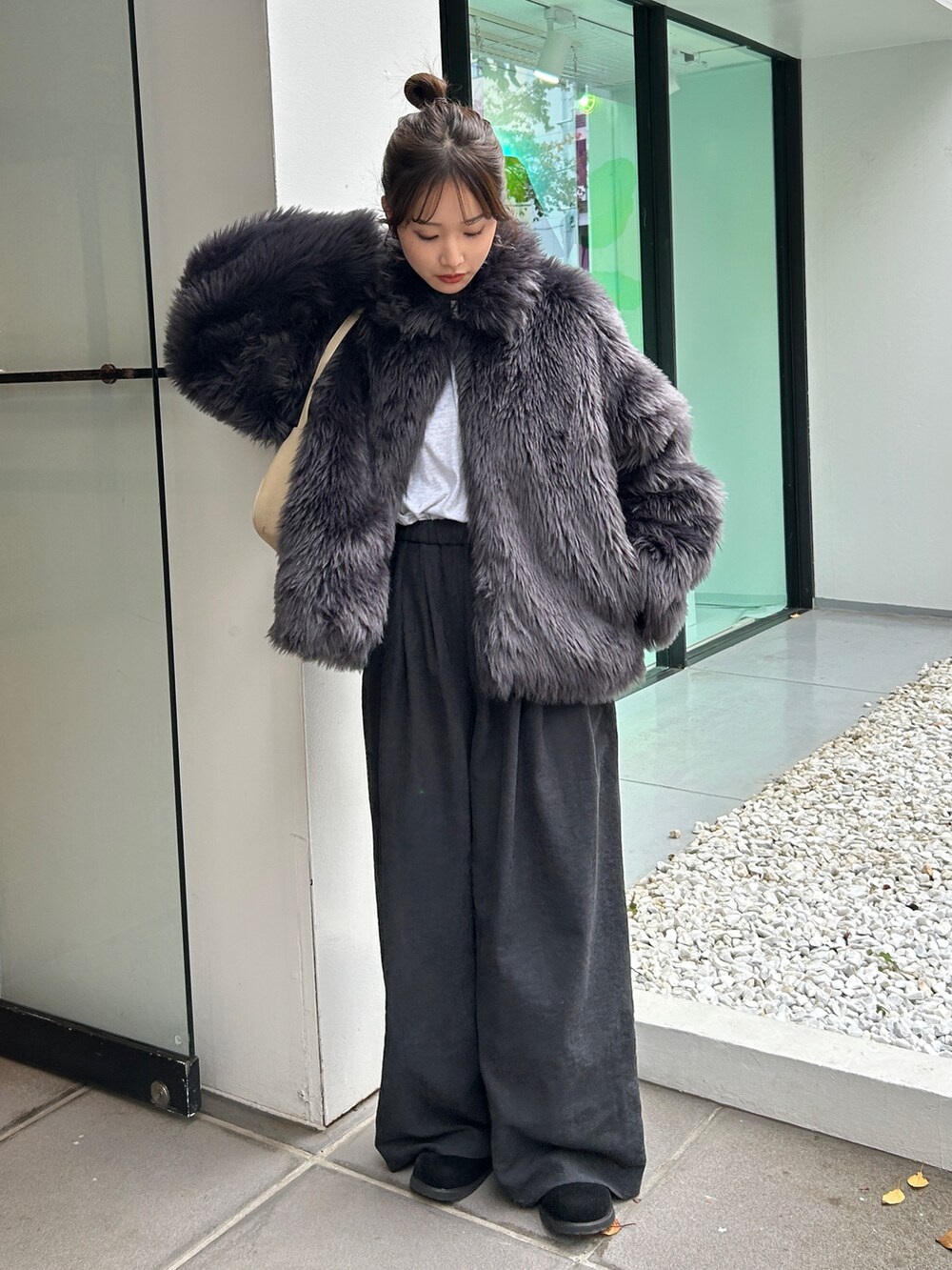 グレー系のダウンジャケット/コート、グレー系のその他パンツ、ブラック系のスリッポンを着用したレディースの秋コーディネートの2枚目の写真