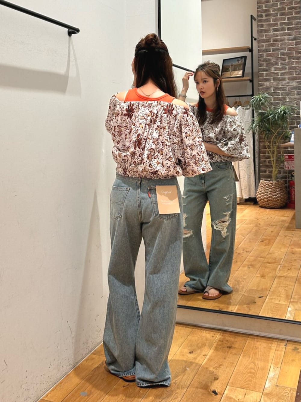 ブルー系のデニムパンツ、ブラウン系のその他シューズ、ホワイト系のシャツ/ブラウスを着用したレディースの夏コーディネートの6枚目の写真