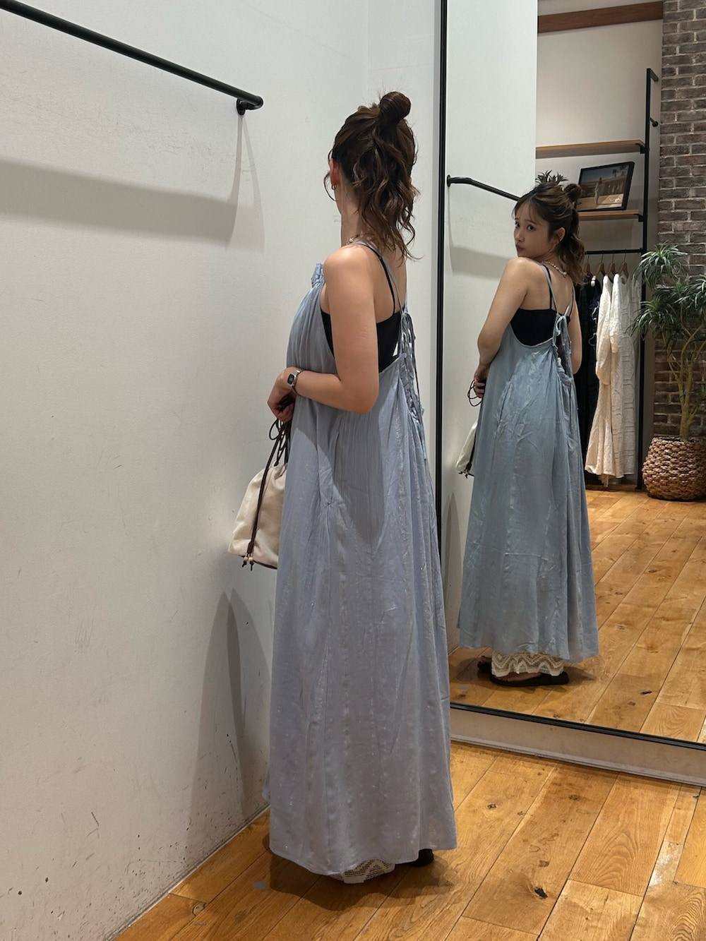 ブルー系のワンピース、ホワイト系のその他パンツ、その他のネックレスを着用したレディースの夏コーディネートの4枚目の写真