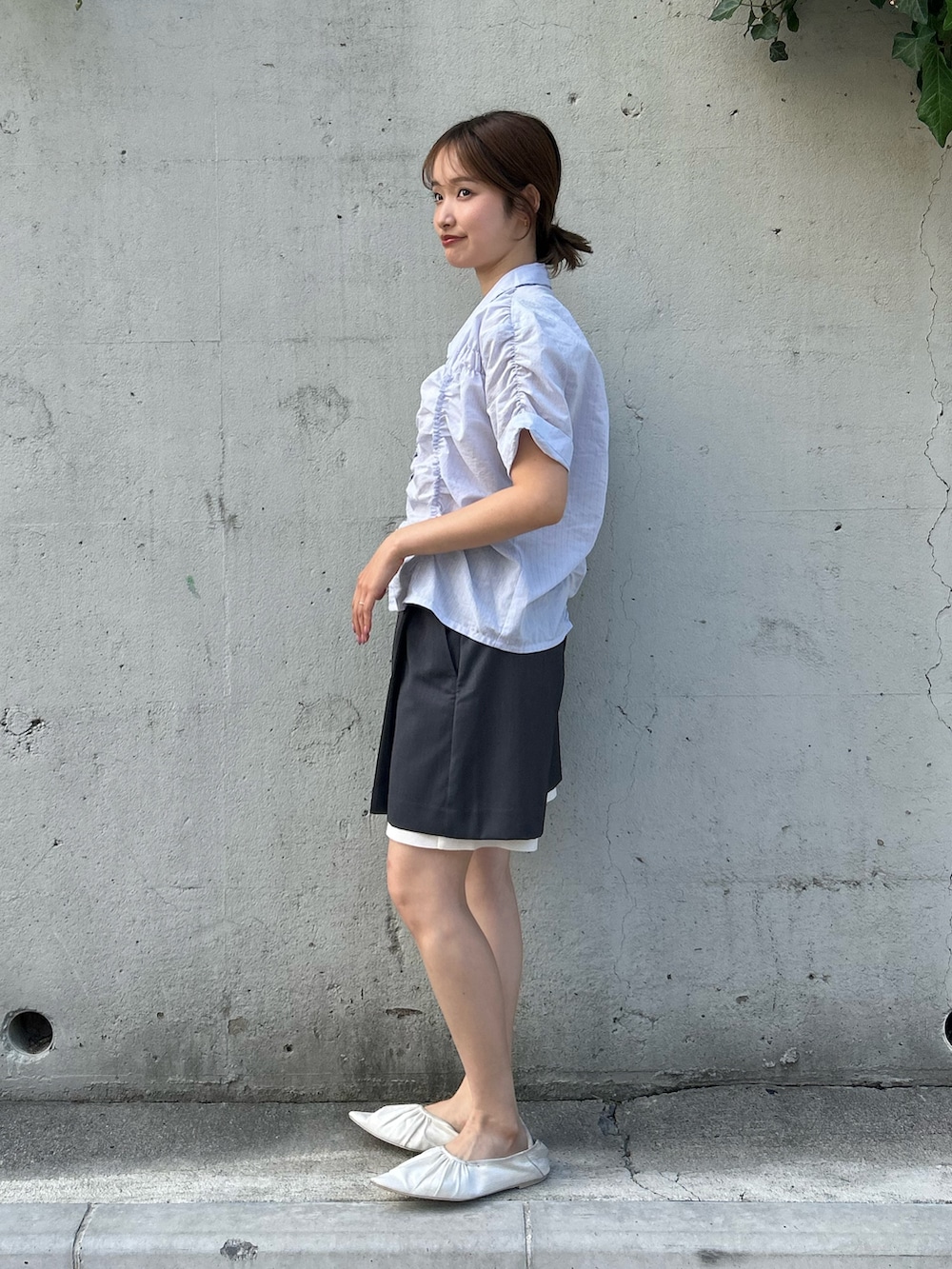 グレー系のその他パンツ、ホワイト系のパンプス、ブルー系のシャツ/ブラウスを着用したレディースの夏コーディネートの3枚目の写真