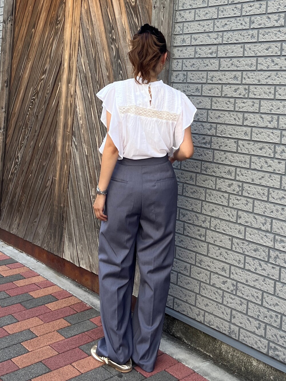 ホワイト系のシャツ/ブラウス、グレー系のその他パンツ、ゴールド系のバレエシューズを着用したレディースの夏コーディネートの4枚目の写真