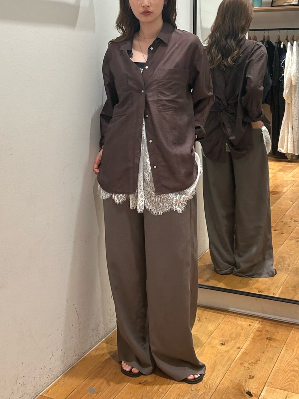 ブラウン系のシャツ/ブラウス、グレー系のその他パンツ、ホワイト系のキャミソールを着用したレディースの夏コーディネートの6枚目の写真
