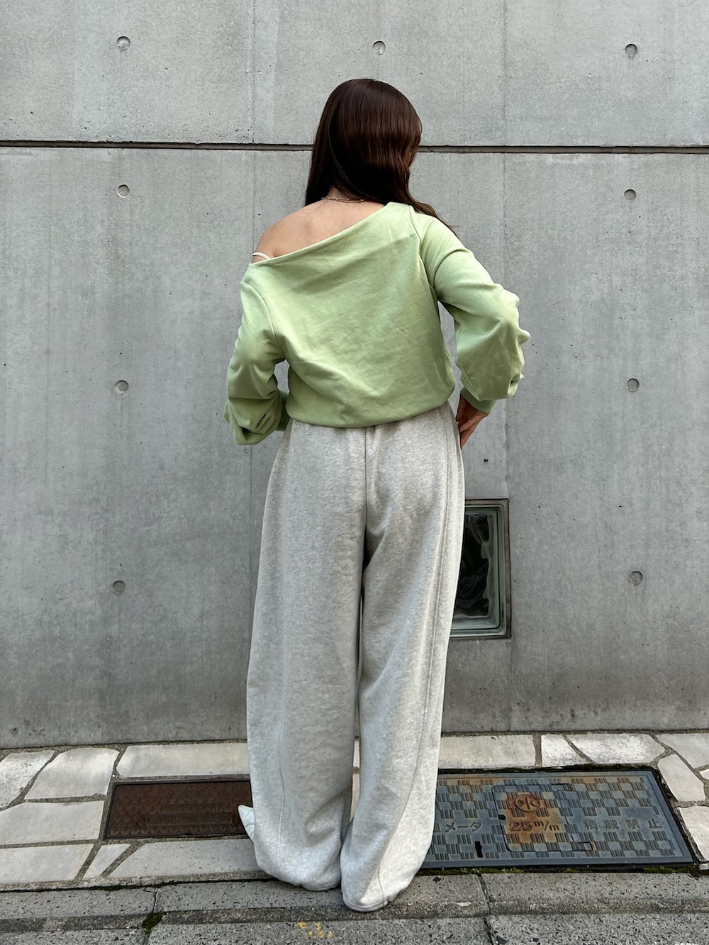 ホワイト系のパンプス、ホワイト系のスウェットパンツ、グリーン系のTシャツ/カットソーを着用したレディースの冬コーディネートの4枚目の写真