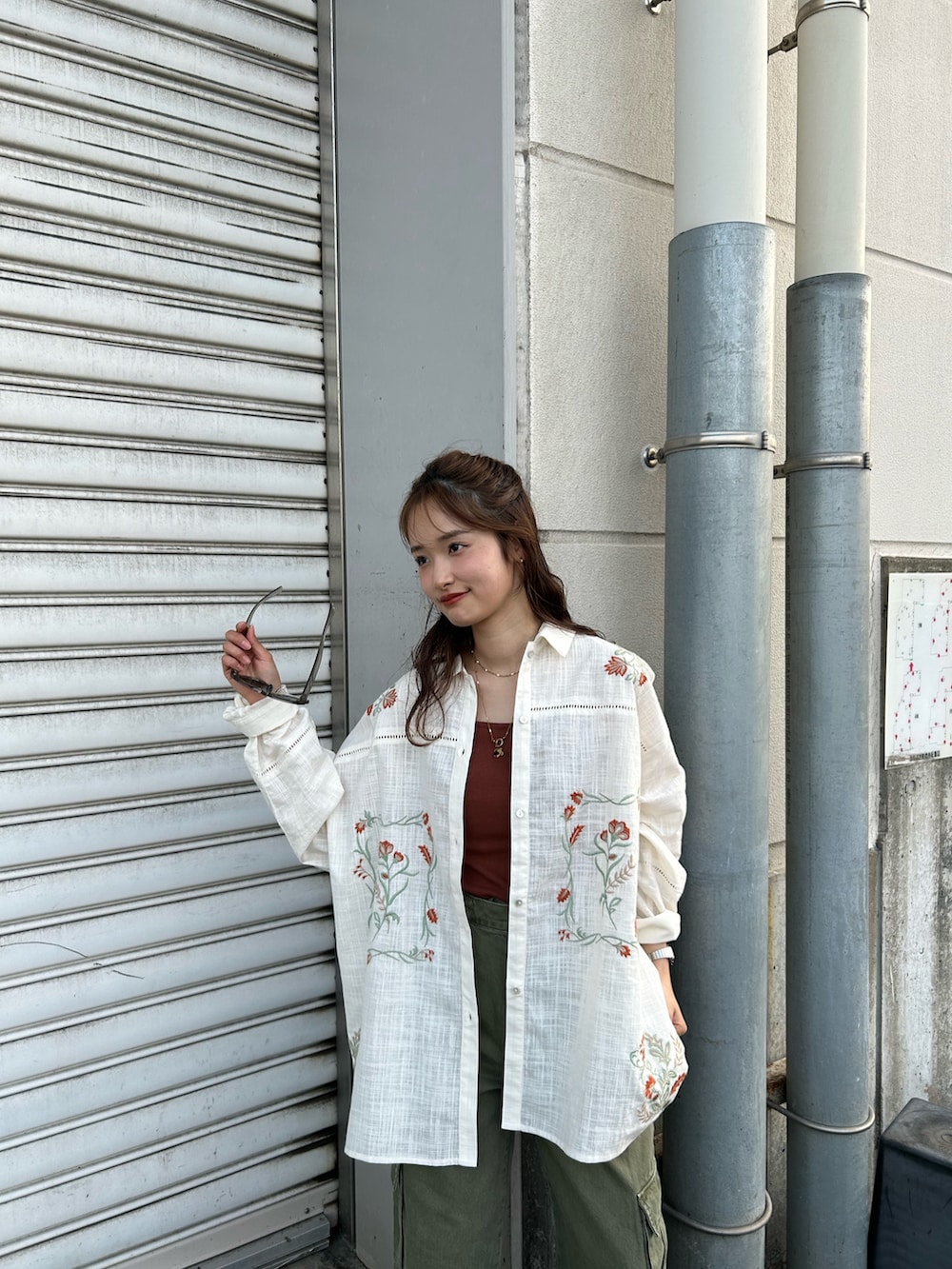 グリーン系のカーゴパンツ、ホワイト系のシャツ/ブラウス、ブラウン系のキャミソールを着用したレディースの春コーディネートの6枚目の写真