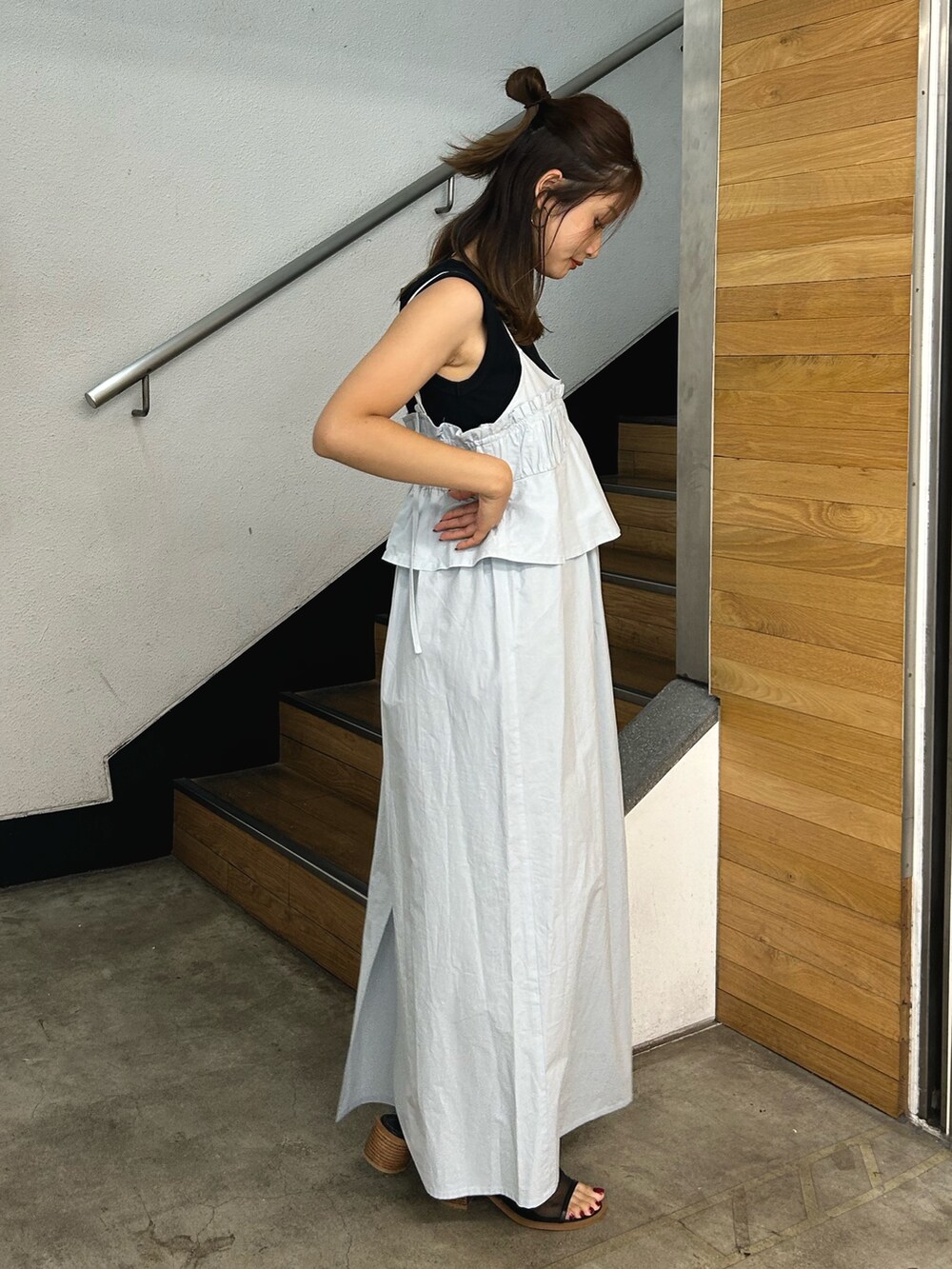 ブルー系のワンピース、ブラック系のサンダル、ブラック系のタンクトップを着用したレディースの夏コーディネートの3枚目の写真