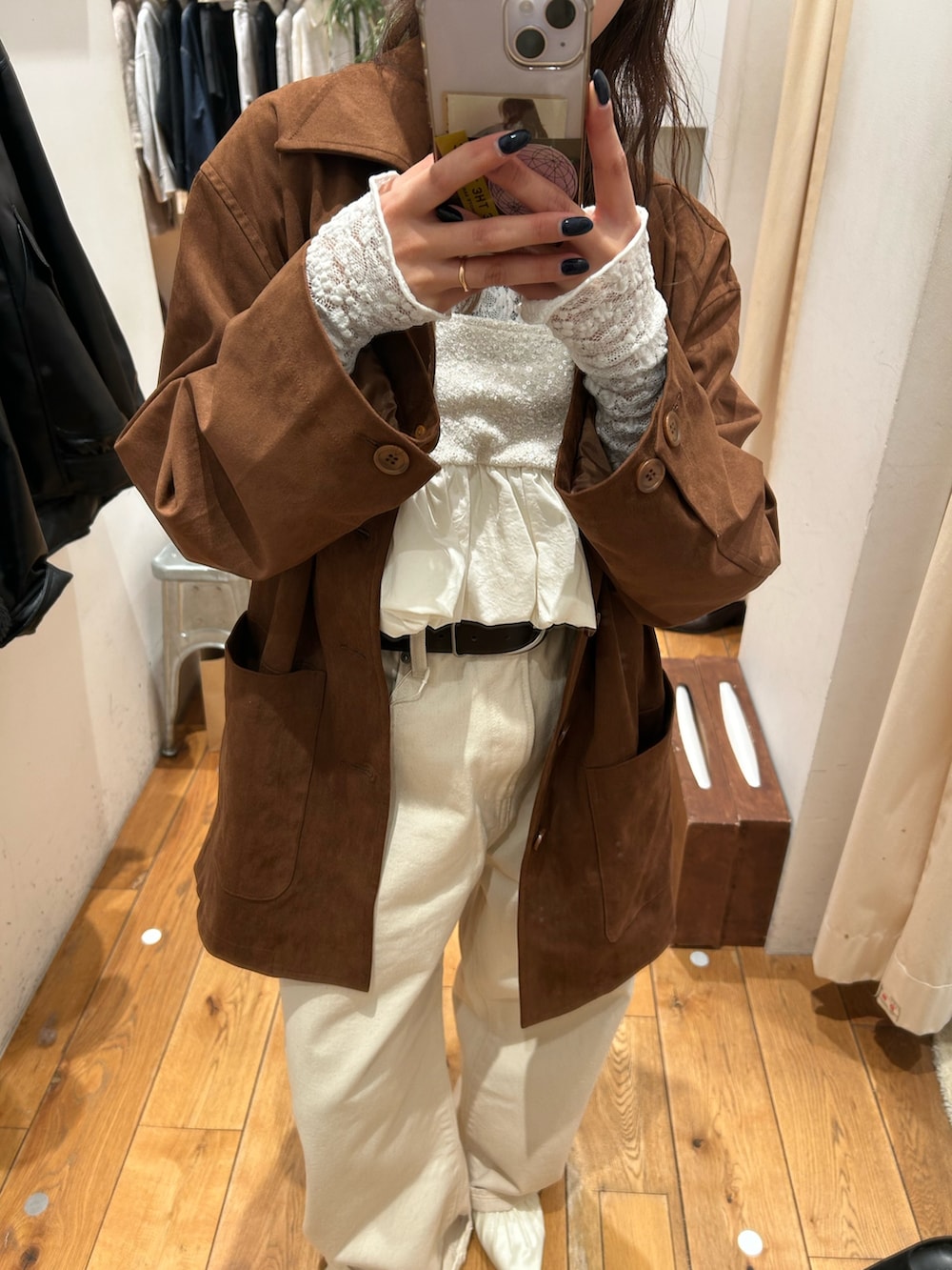 ブラウン系のテーラードジャケット、ホワイト系のパンプス、ホワイト系のデニムパンツを着用したレディースの冬コーディネートの8枚目の写真