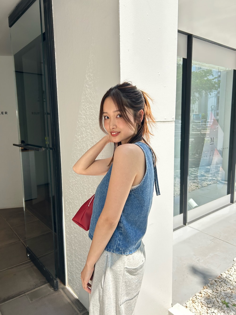 ブルー系のシャツ/ブラウス、グレー系のスウェットパンツ、シルバー系のサンダルを着用したレディースの春コーディネートの6枚目の写真