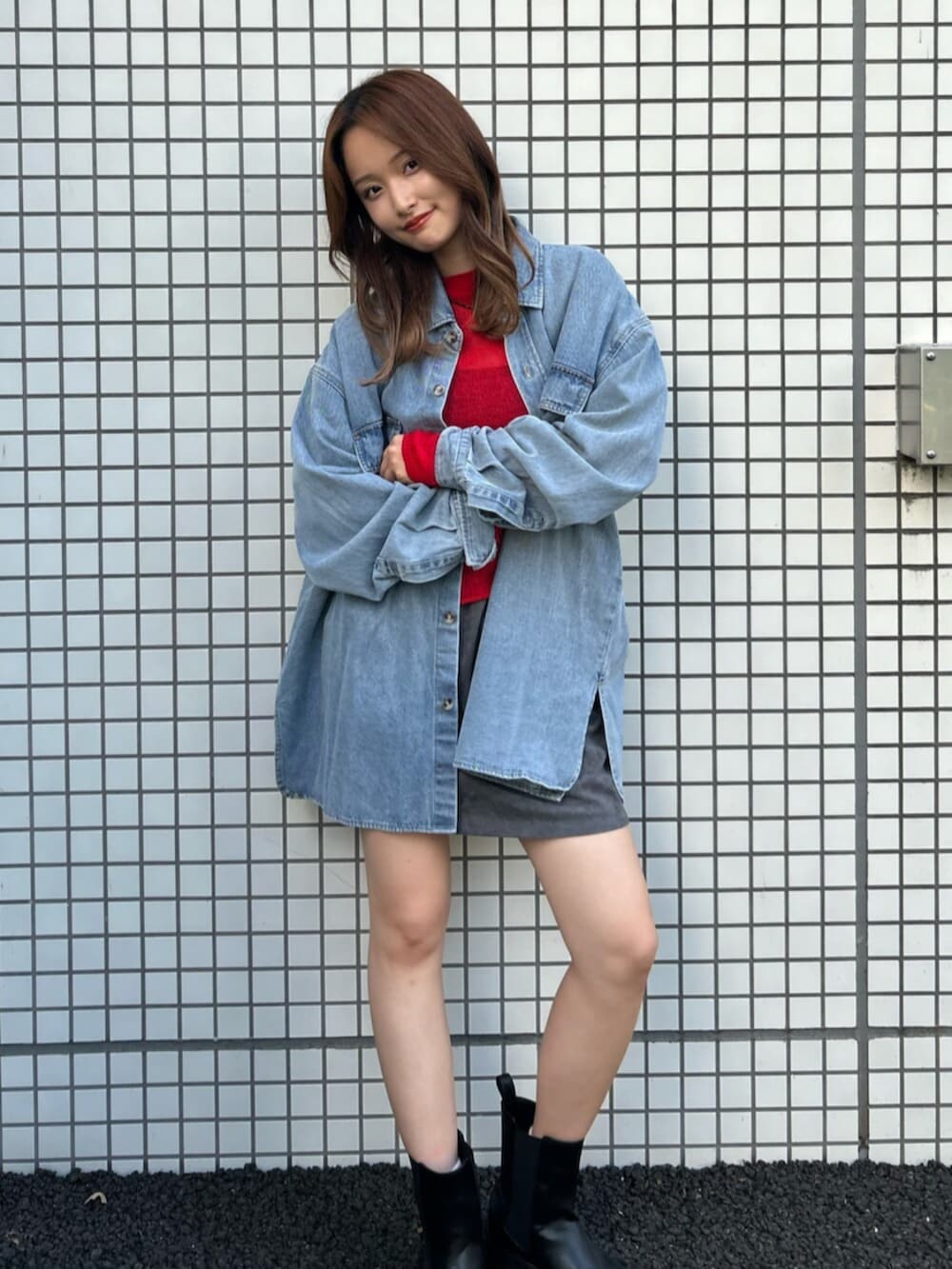 ブルー系のシャツ/ブラウス、レッド系のニット/セーター、グレー系のスカートを着用したレディースの秋コーディネートの2枚目の写真