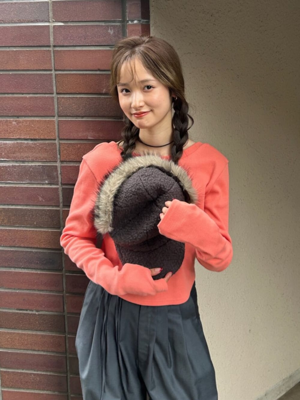 グレー系のその他パンツ、ブラック系のパンプス、ピンク系のTシャツ/カットソーを着用したレディースの秋コーディネートの5枚目の写真
