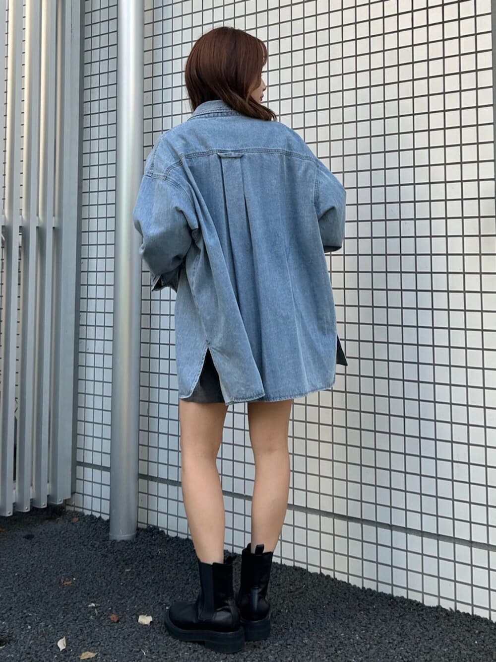 ブルー系のシャツ/ブラウス、レッド系のニット/セーター、グレー系のスカートを着用したレディースの秋コーディネートの6枚目の写真