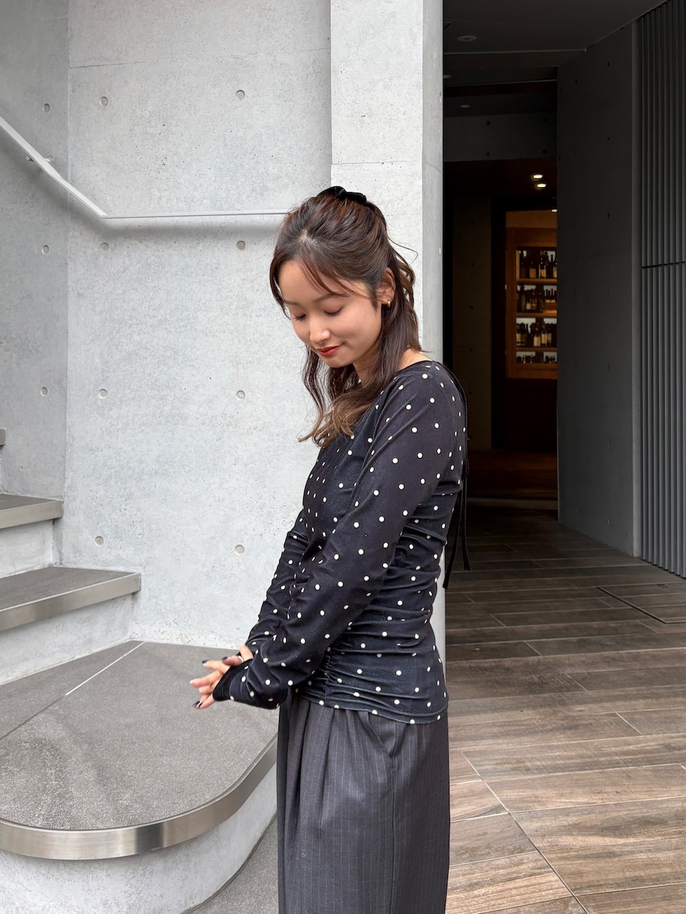 その他のTシャツ/カットソー、ブラック系のスリッポン、グレー系のその他パンツを着用したレディースの冬コーディネートの5枚目の写真