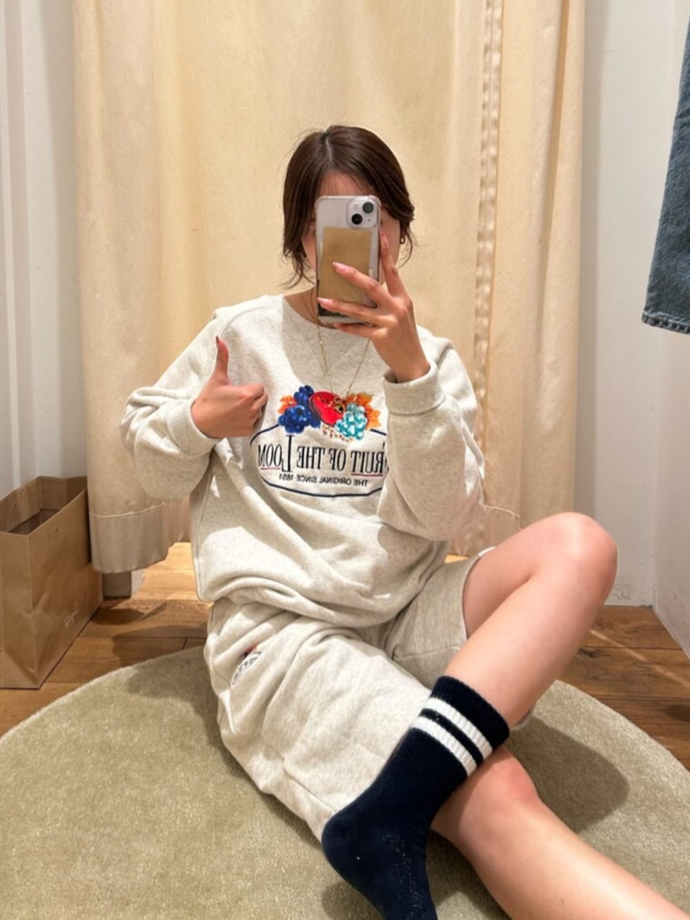 ホワイト系のスニーカー、ホワイト系のスウェット、ホワイト系のスウェットパンツを着用したレディースの冬コーディネートの7枚目の写真