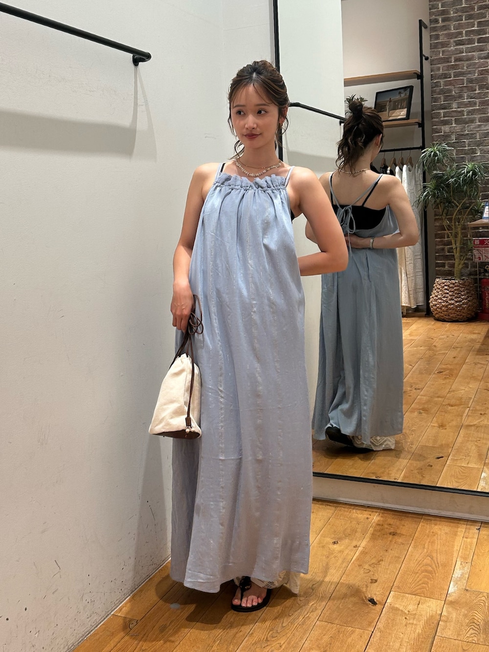 ブルー系のワンピース、ホワイト系のその他パンツ、その他のネックレスを着用したレディースの夏コーディネートの2枚目の写真