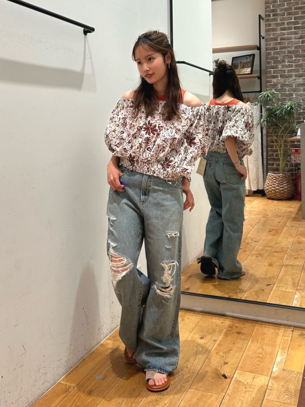 ブルー系のデニムパンツ、ブラウン系のその他シューズ、ホワイト系のシャツ/ブラウスを着用したレディースの夏コーディネートの2枚目の写真