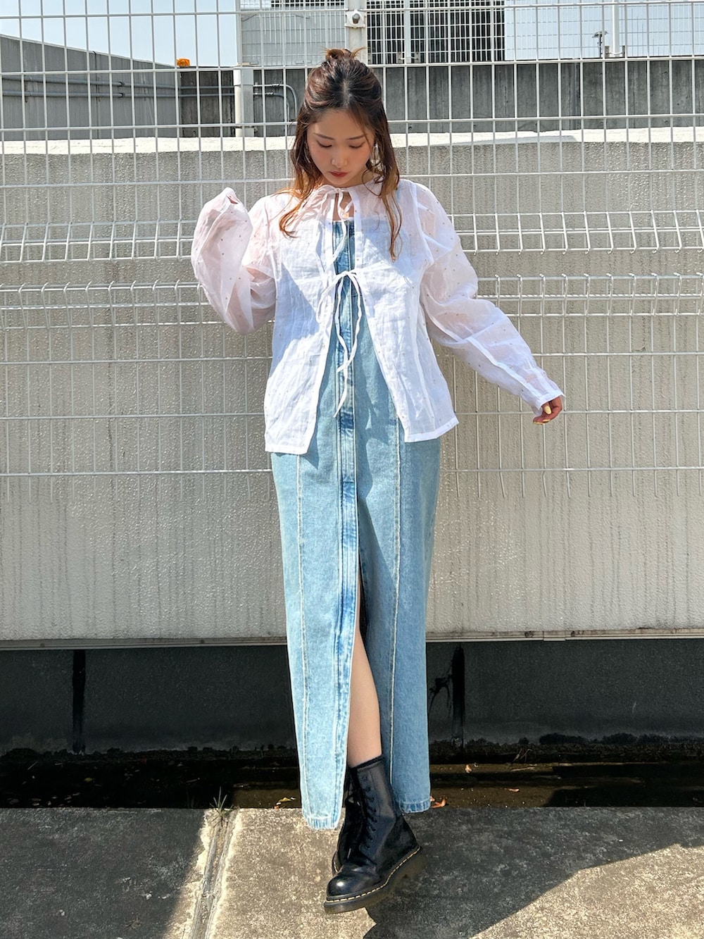 ホワイト系のシャツ/ブラウス、ブルー系のワンピースを着用したレディースの春コーディネートの2枚目の写真