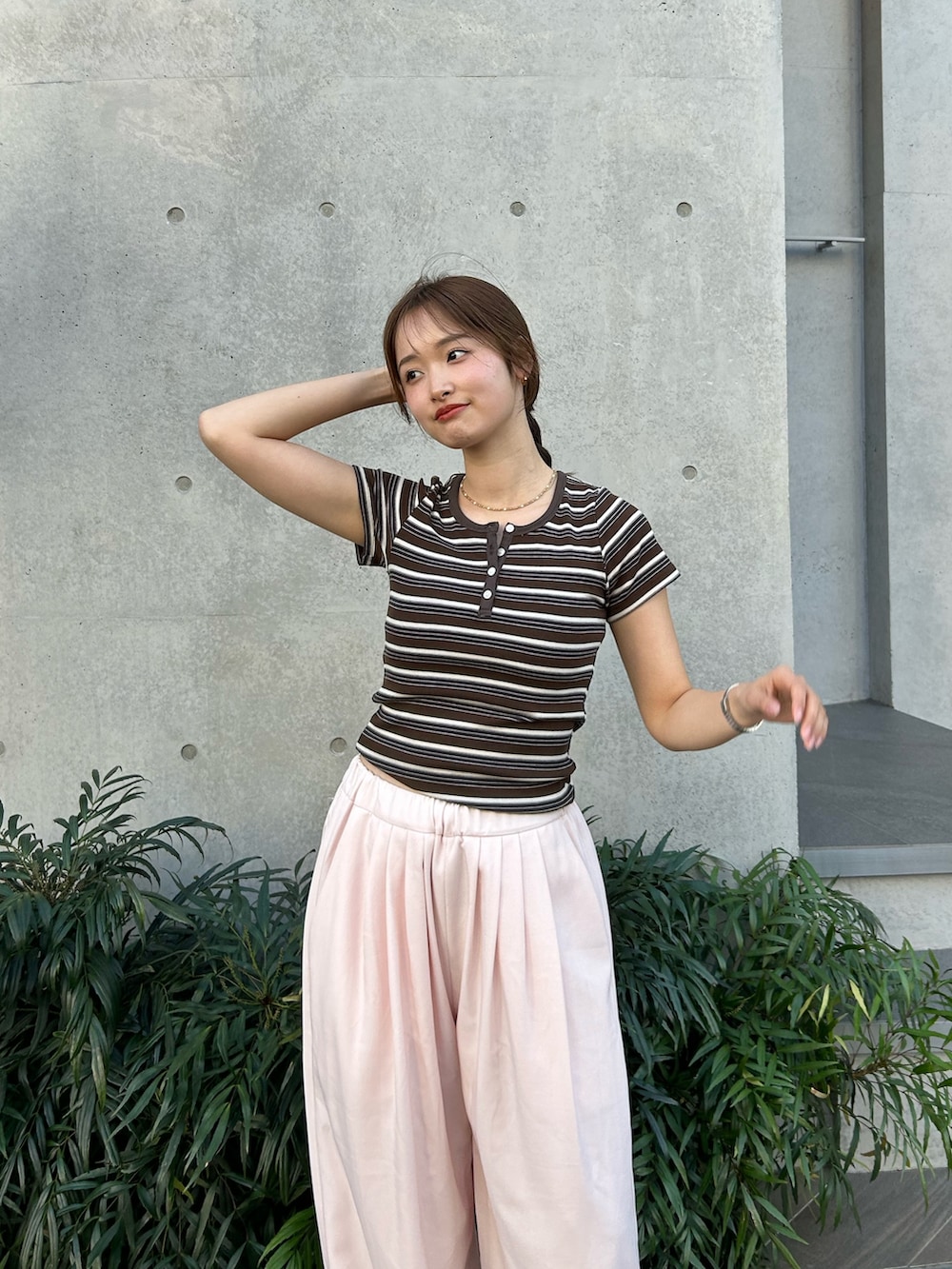 ブラウン系のTシャツ/カットソー、ピンク系のその他パンツを着用したレディースの春コーディネートの4枚目の写真