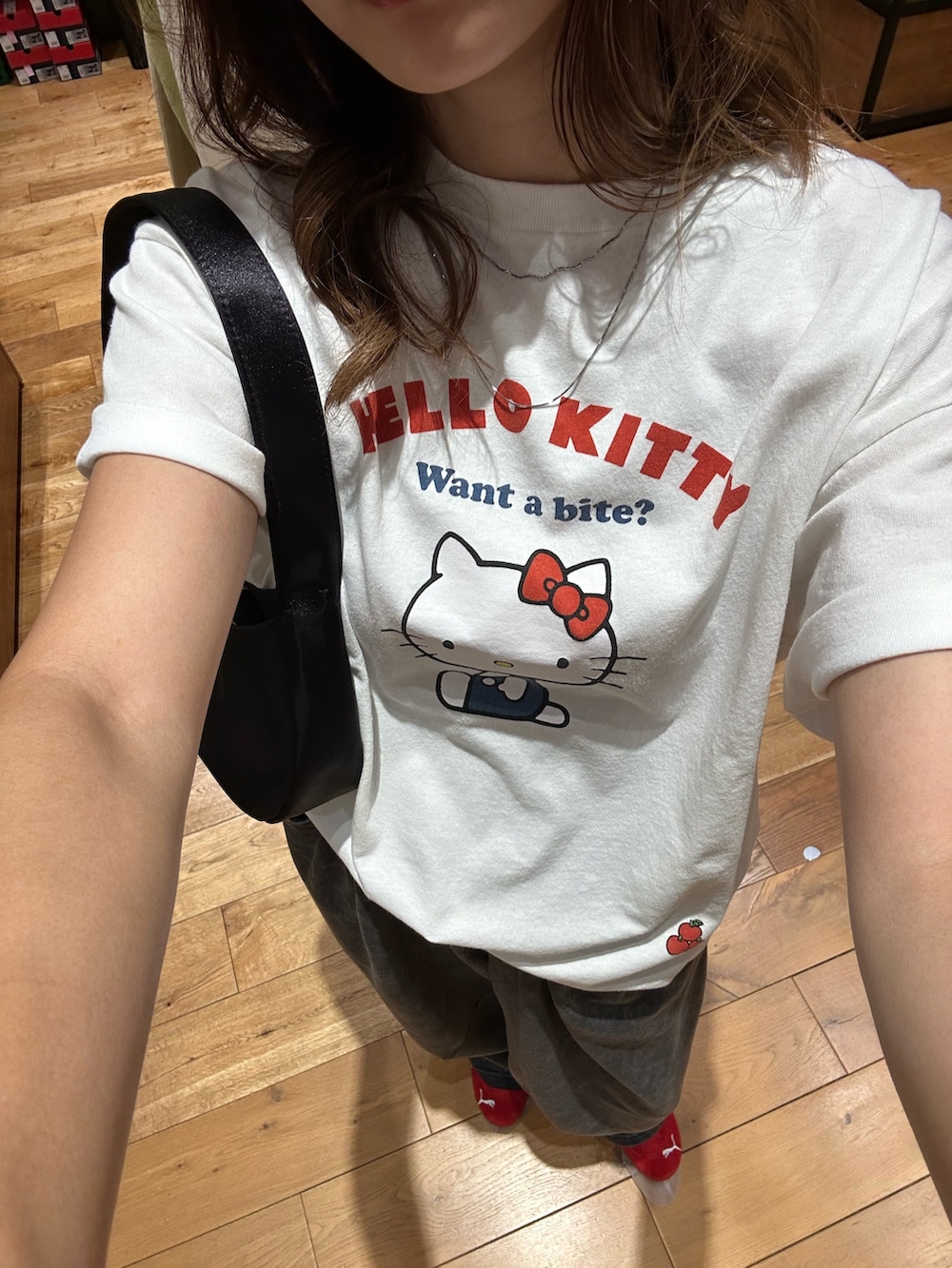 グレー系のスウェットパンツ、ブラック系のハンドバッグ、ホワイト系のTシャツ/カットソーを着用したレディースの夏コーディネートの7枚目の写真