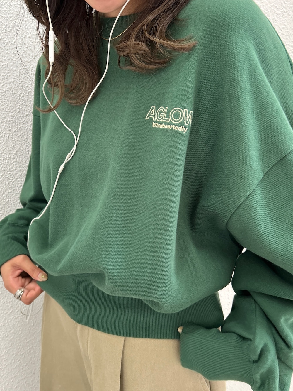 グリーン系のスウェット、ベージュ系のその他パンツ、ブラック系のスリッポンを着用したレディースの秋コーディネートの7枚目の写真