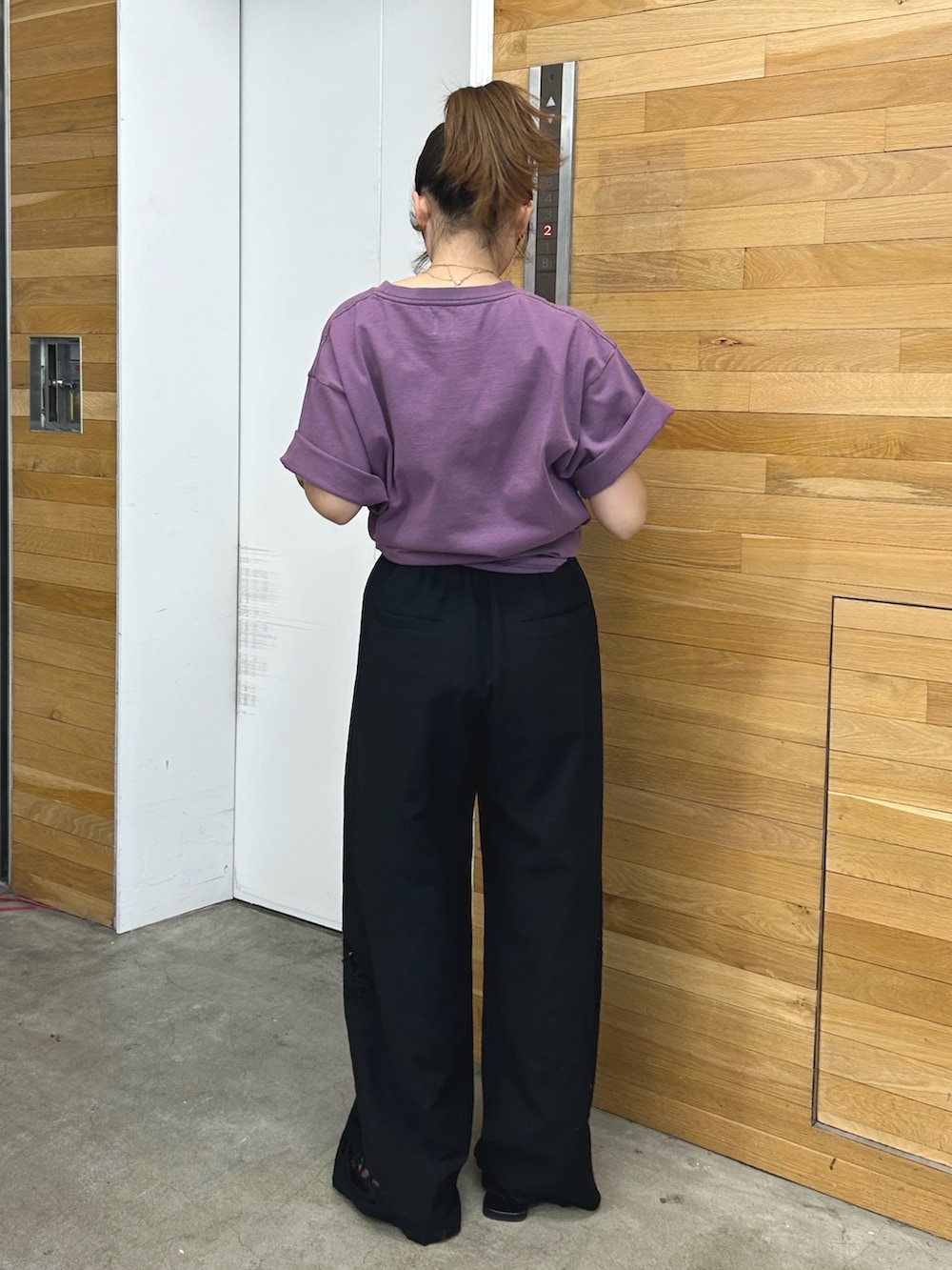 パープル系のTシャツ/カットソー、ブラック系のその他パンツ、ブラック系のサンダルを着用したレディースの春コーディネートの3枚目の写真