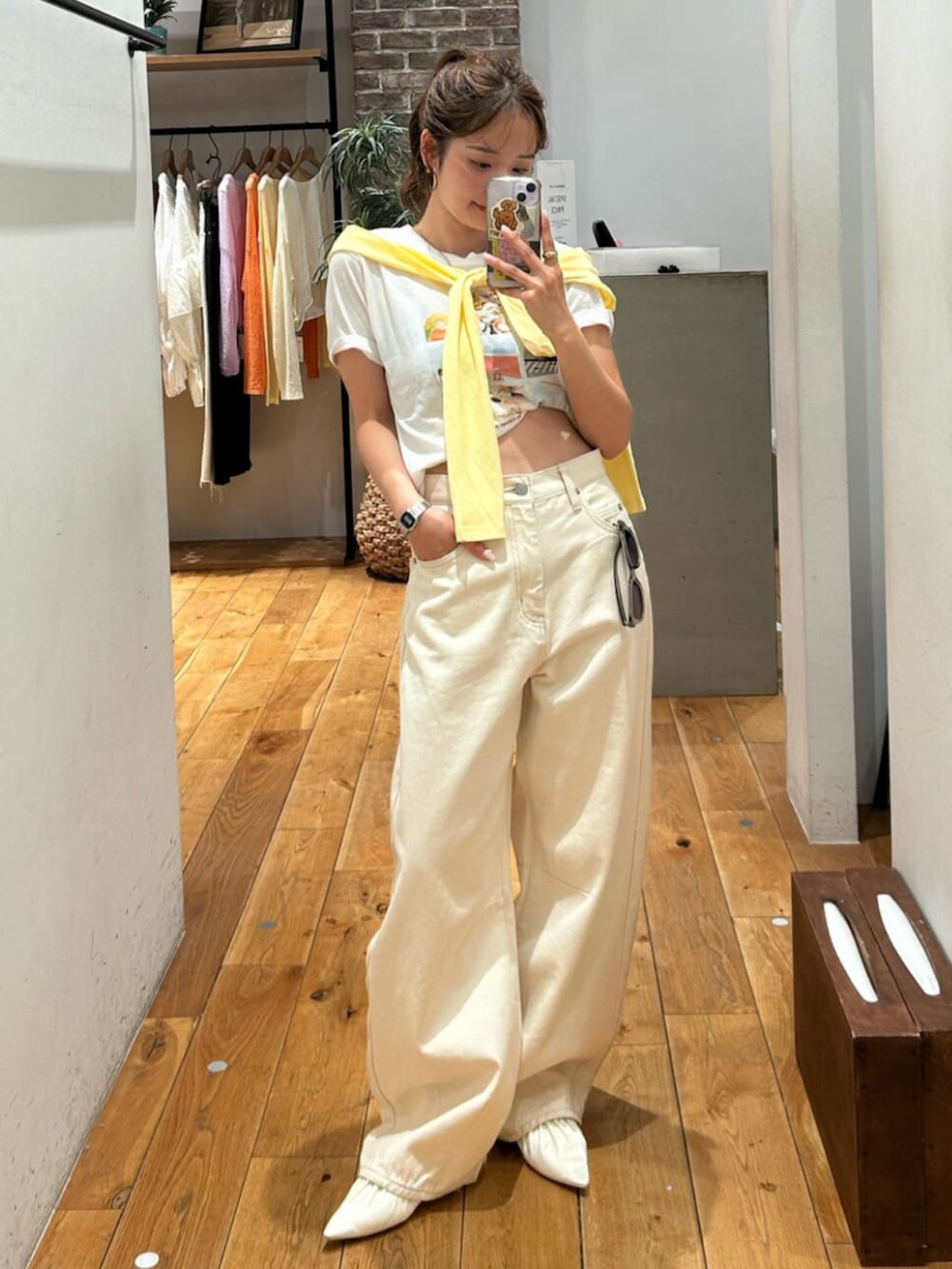 ホワイト系のパンプス、ホワイト系のデニムパンツ、ホワイト系のTシャツ/カットソーを着用したレディースの春コーディネートの6枚目の写真