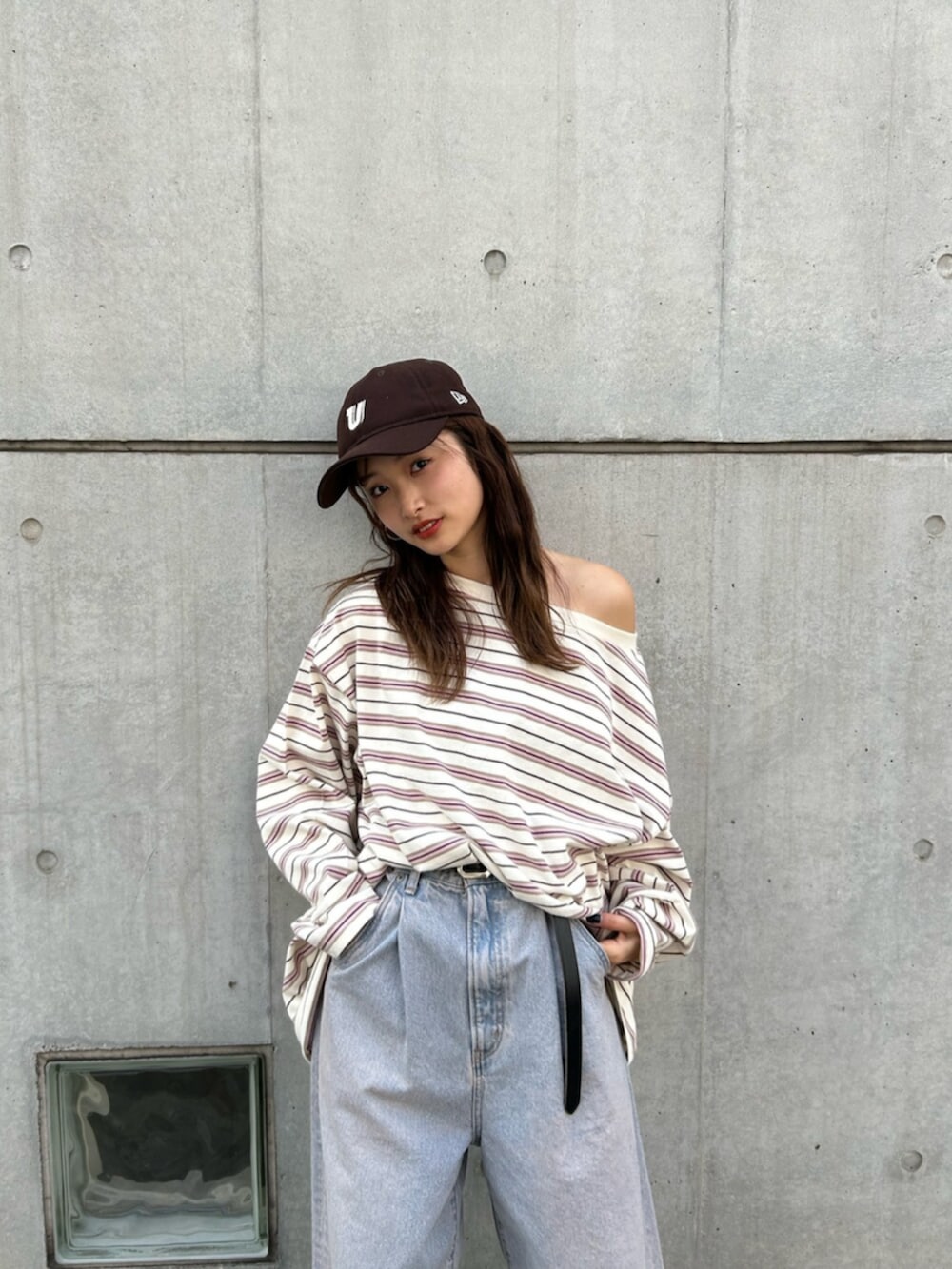 ブルー系のスニーカー、ブルー系のデニムパンツ、ブラック系のベルトを着用したレディースの冬コーディネートの6枚目の写真