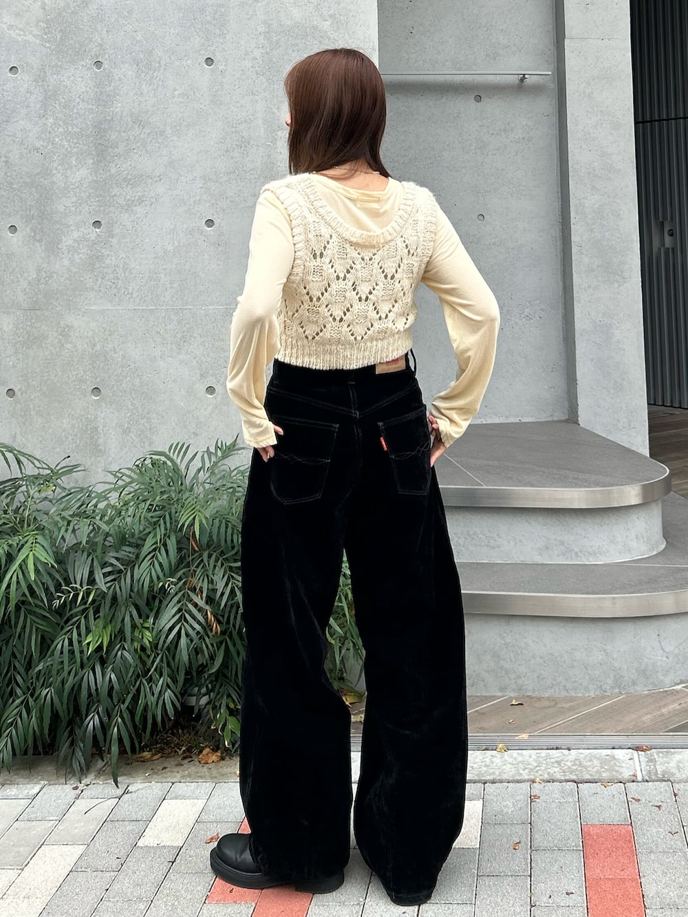 イエロー系のTシャツ/カットソー、ホワイト系のワンピース、ブラック系のデニムパンツを着用したレディースの秋コーディネートの3枚目の写真