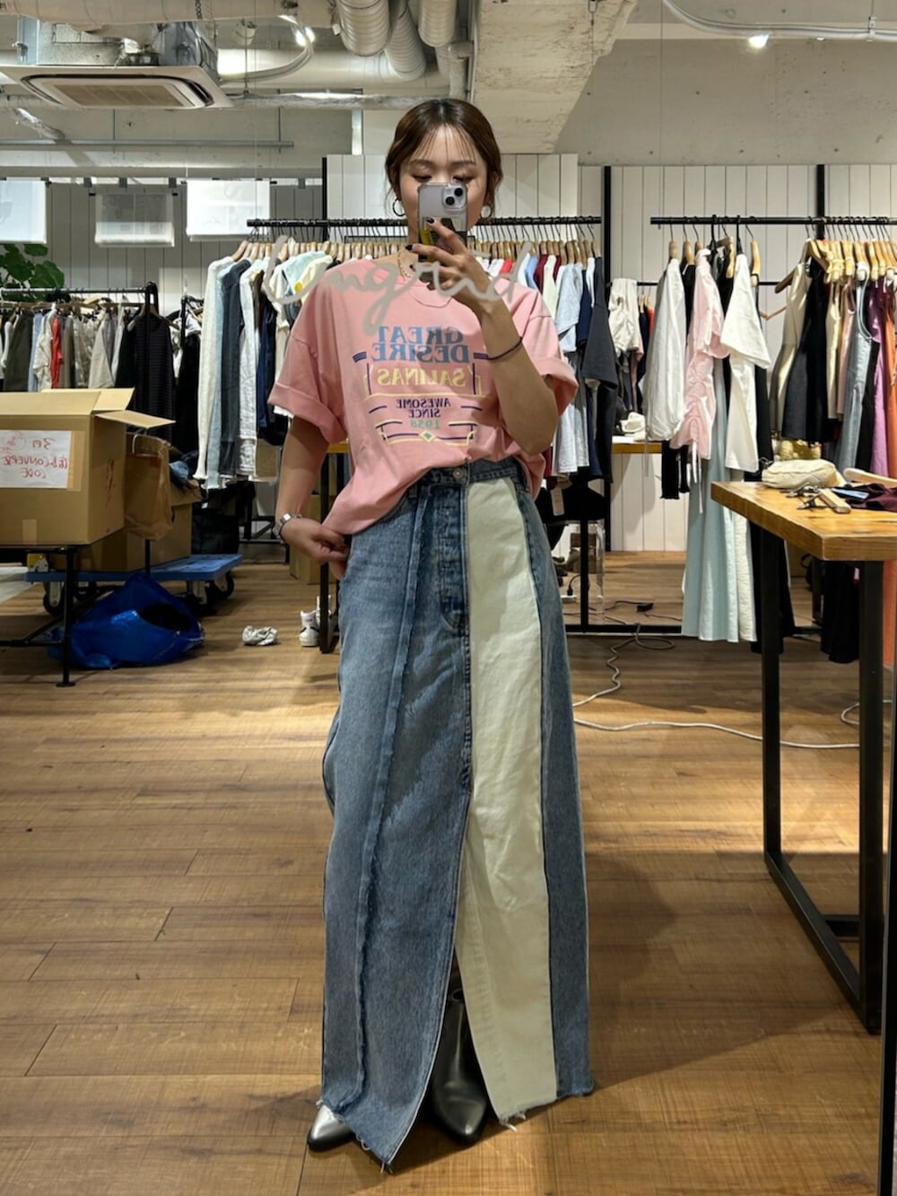 ブルー系のスカート、シルバー系のブーツを着用したレディースの冬コーディネートの7枚目の写真