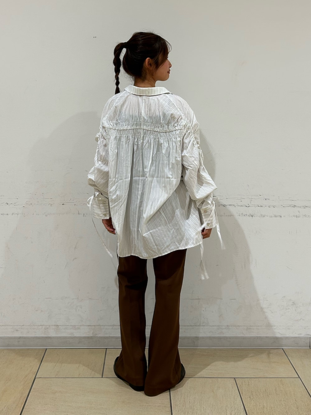 ホワイト系のシャツ/ブラウス、ブラウン系のその他パンツを着用したレディースの冬コーディネートの4枚目の写真