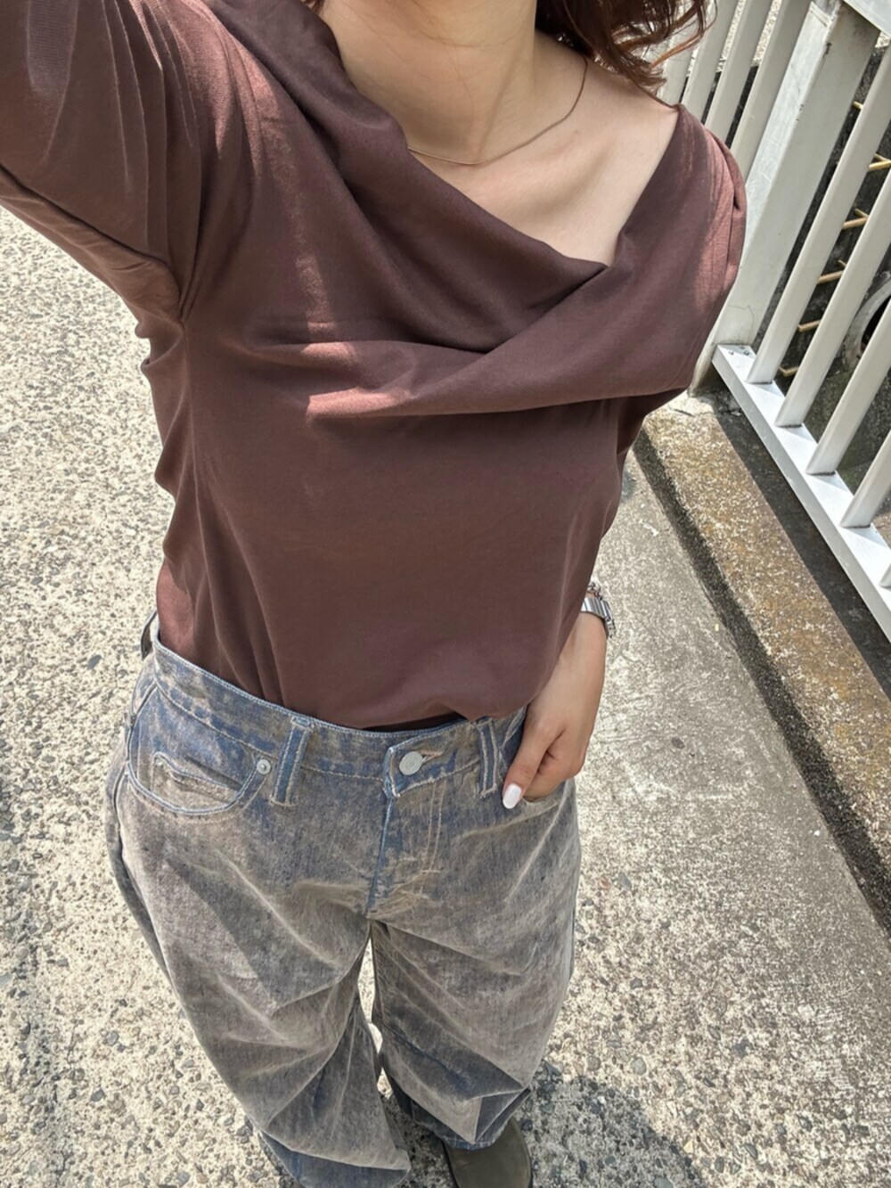 ブラウン系のTシャツ/カットソー、ベージュ系のデニムパンツ、グリーン系のスリッポンを着用したレディースの夏コーディネートの6枚目の写真