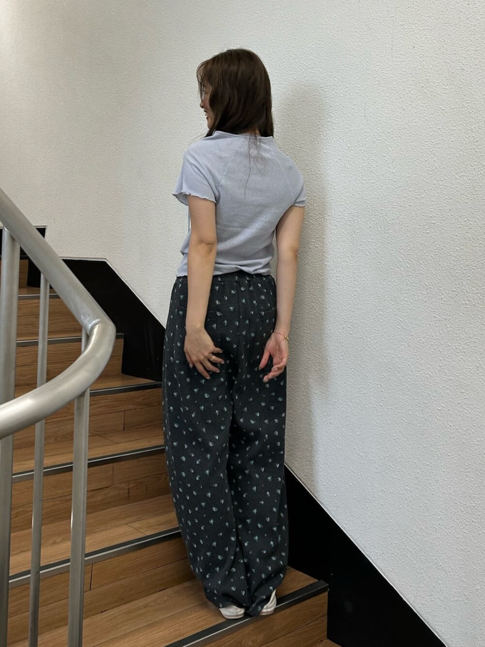 ホワイト系のパンプス、ブルー系のTシャツ/カットソー、グレー系のその他パンツを着用したレディースの夏コーディネートの3枚目の写真