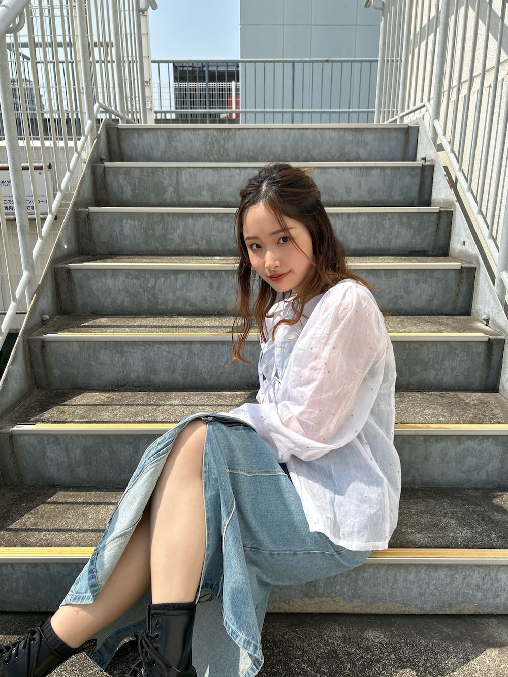 ホワイト系のシャツ/ブラウス、ブルー系のワンピースを着用したレディースの春コーディネートの8枚目の写真