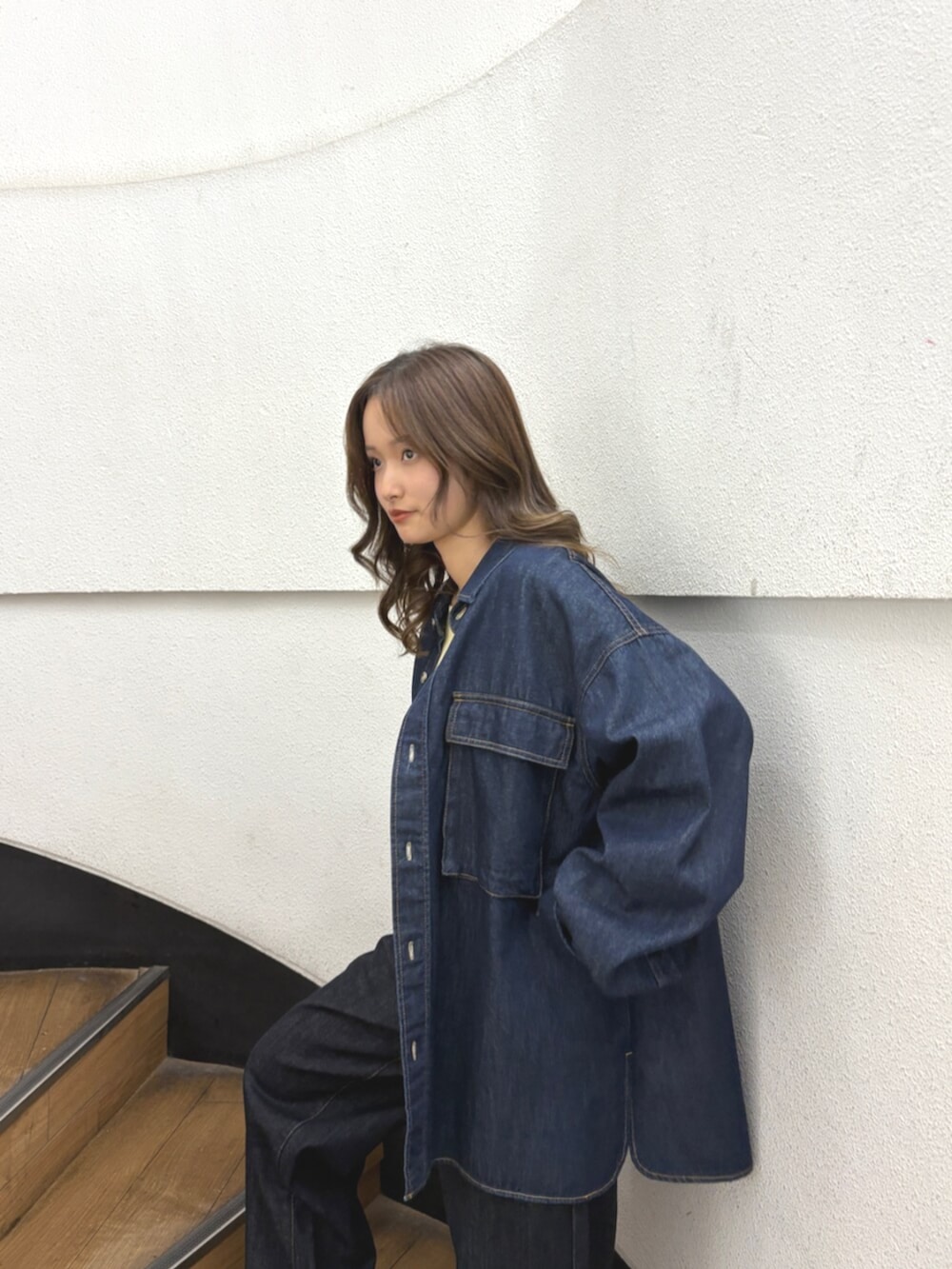 ブルー系のデニムパンツ、ブラウン系のブーツ、ブルー系のシャツ/ブラウスを着用したレディースの秋コーディネートの4枚目の写真